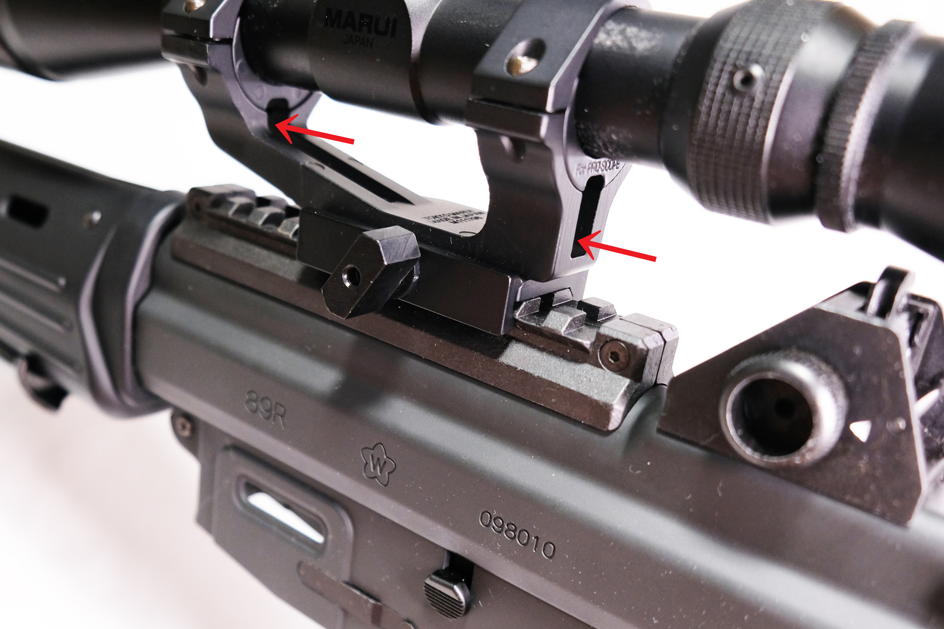 ハイマウントベースは矢印のスリット越しにオープンサイトが覗ける