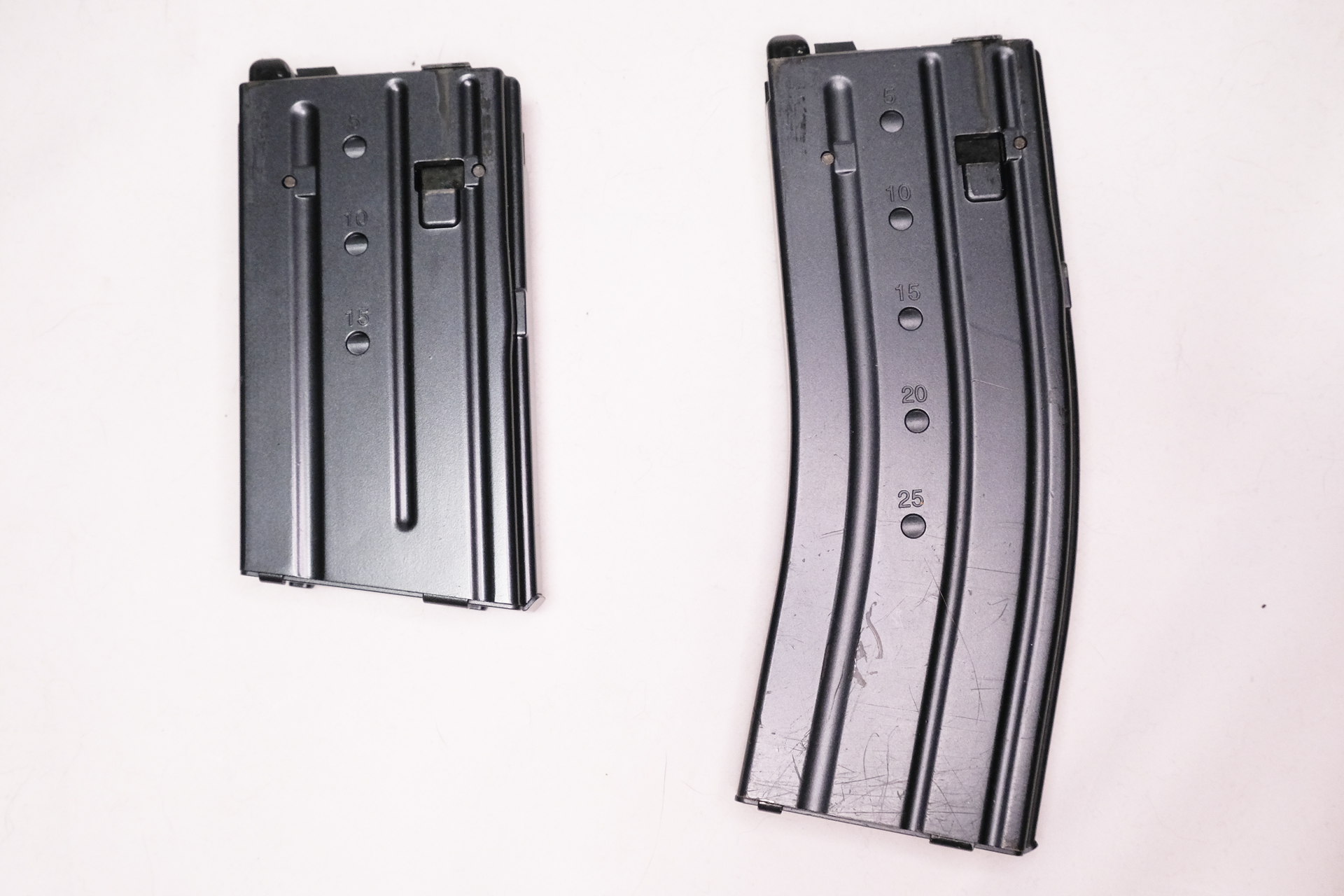ガスブローバックマシンガン専用 89式シリーズ用スペアマガジン（右）、ガスブローバックマシンガン専用 89式用20連スペアショートマガジン（左）