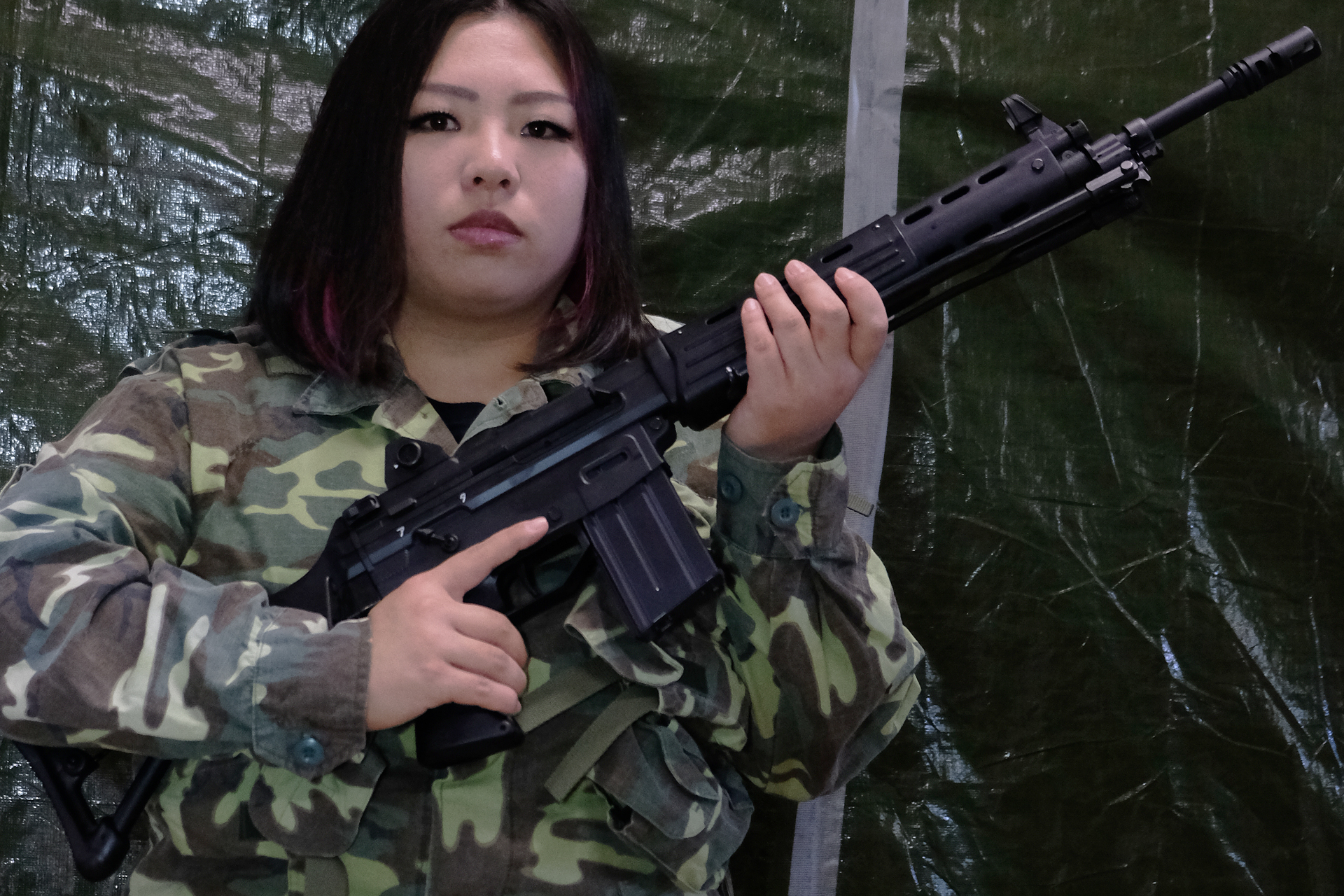 ガスブローバックマシンガン「89式5.56mm小銃〈折曲銃床型〉」とビューティー吉田さん