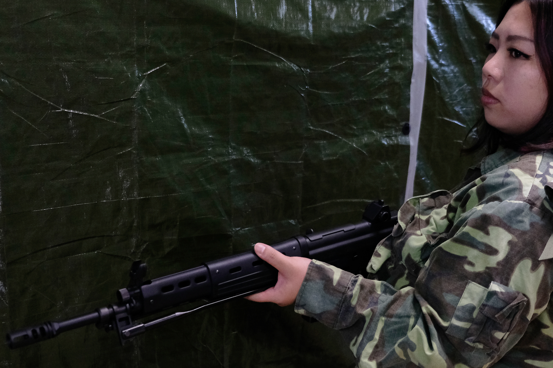 「懐かしい」と語る「89式5.56mm小銃〈折曲銃床型〉」とビューティー吉田さん