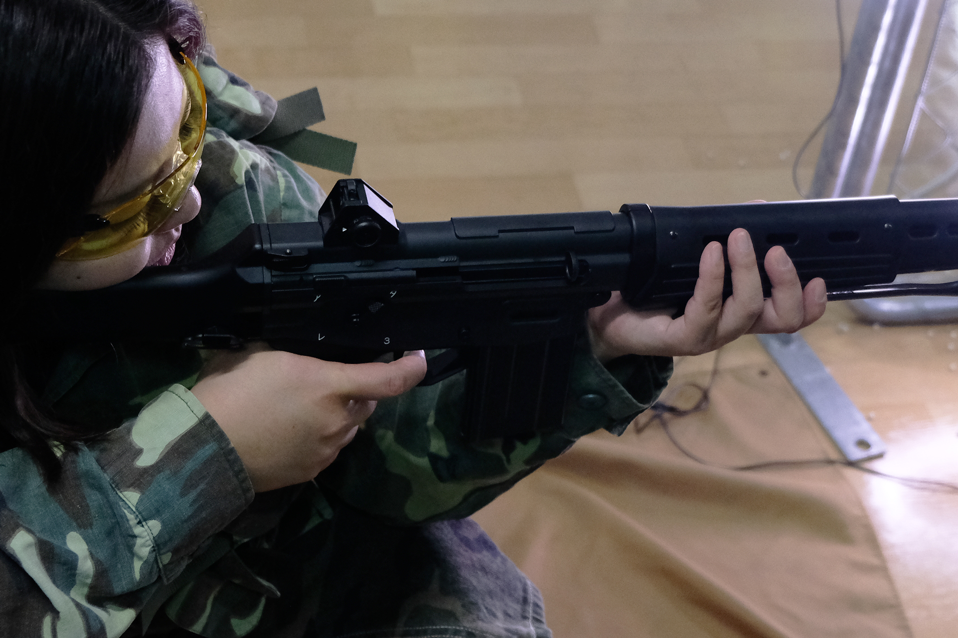 エアソフトガン初心者ながら、実銃同様の射撃スタイルで的を捉えていた