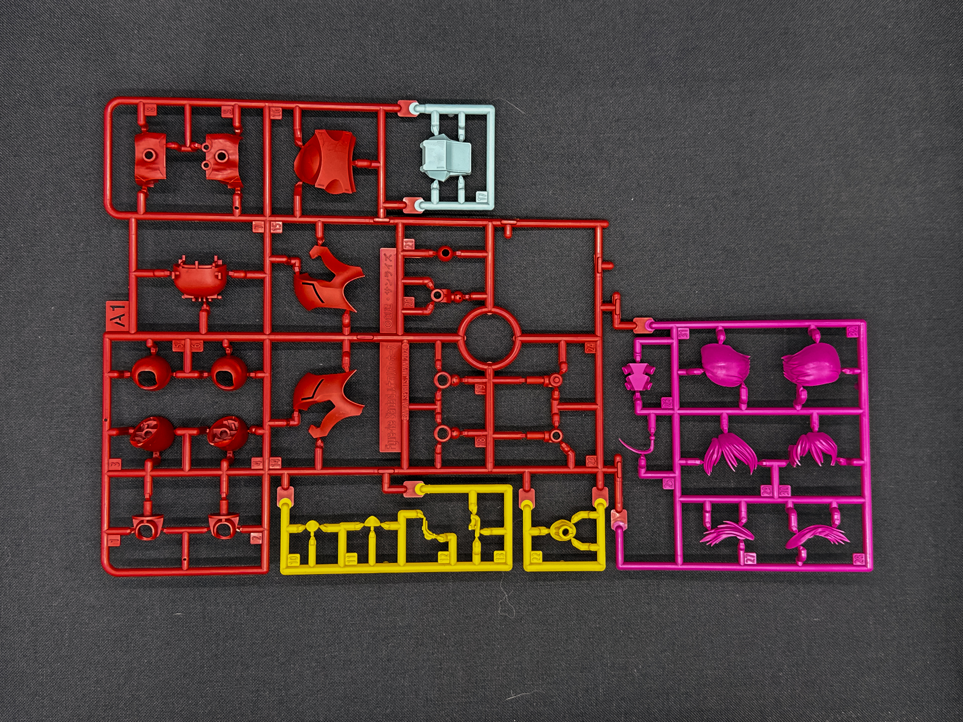 「Figure-rise Standard ルナマリア・ホーク」を構成するランナー。水転写式デカールは表情やザフトマークが含まれています。