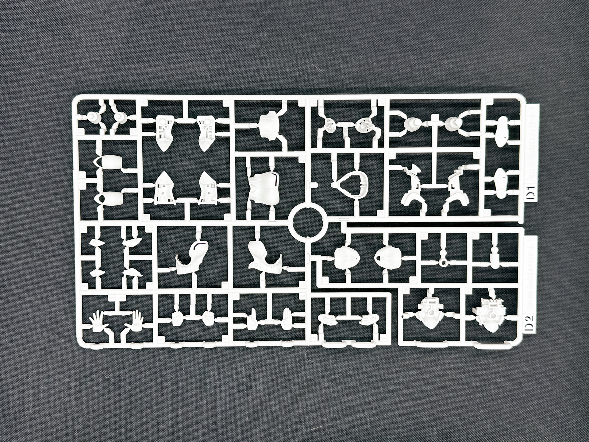 「Figure-rise Standard ルナマリア・ホーク」を構成するランナー。水転写式デカールは表情やザフトマークが含まれています。