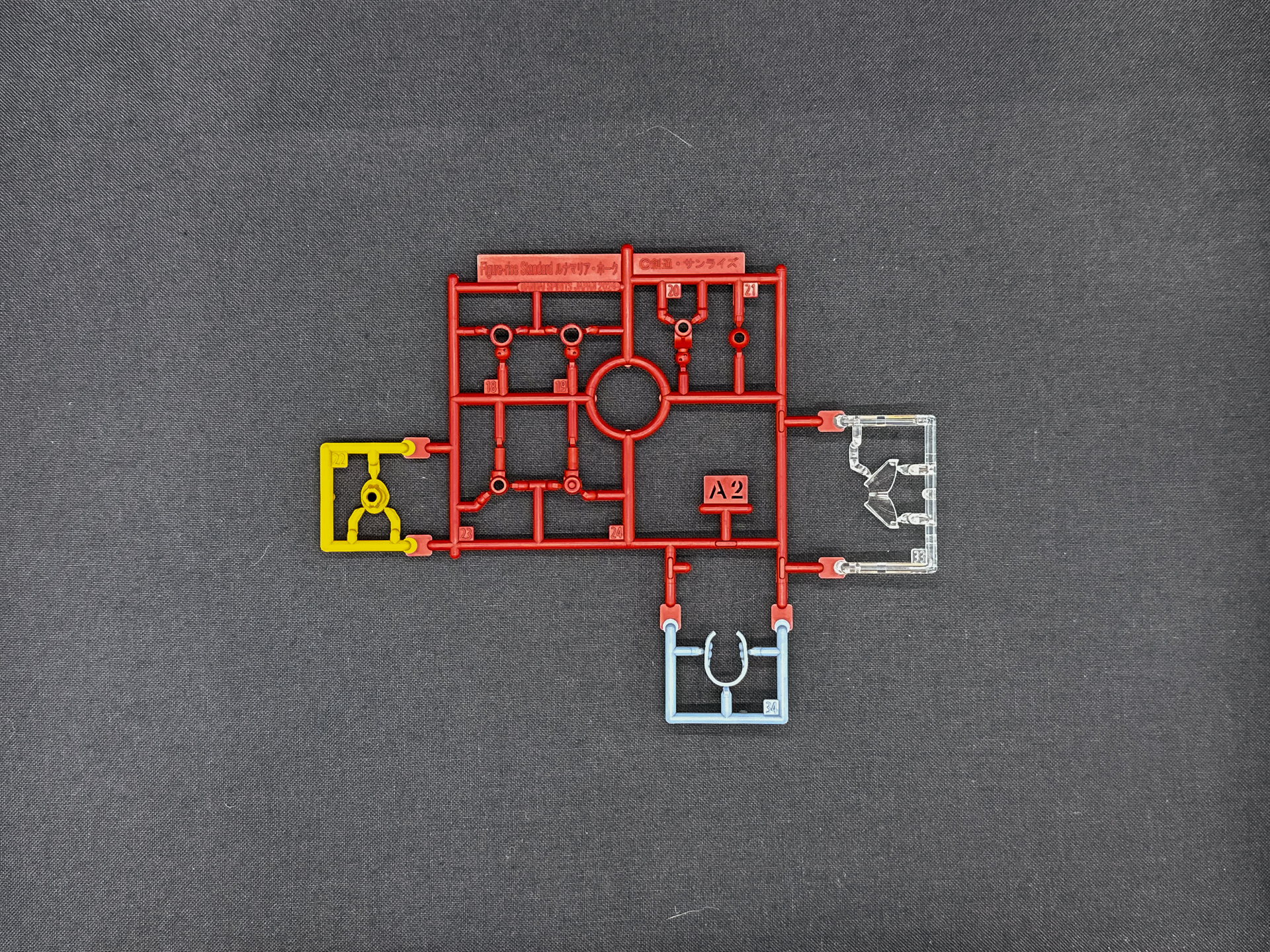 「Figure-rise Standard ルナマリア・ホーク」を構成するランナー。水転写式デカールは表情やザフトマークが含まれています。