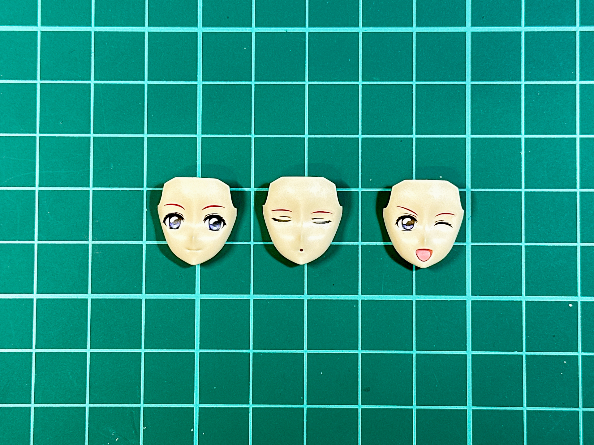 フェイスパーツに水転写式デカールを貼り付けました。今回は説明書の使用例に倣って貼り付けました。