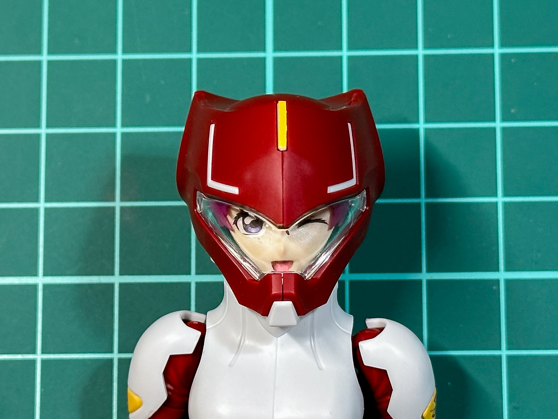 組み立てが完了したヘルメット着用の頭。ヘルメットはバイザーの有無が選択可能です。