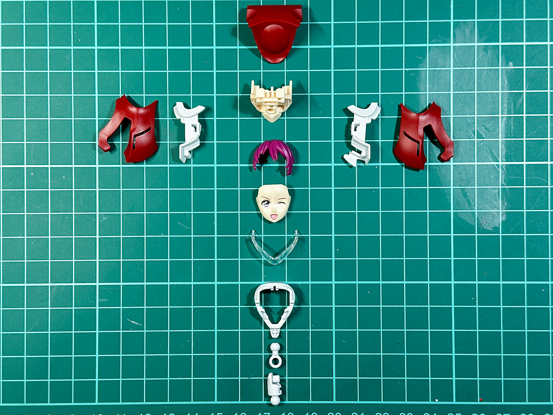 組み立て前のヘルメット着用の頭。全12パーツにて構成されています。