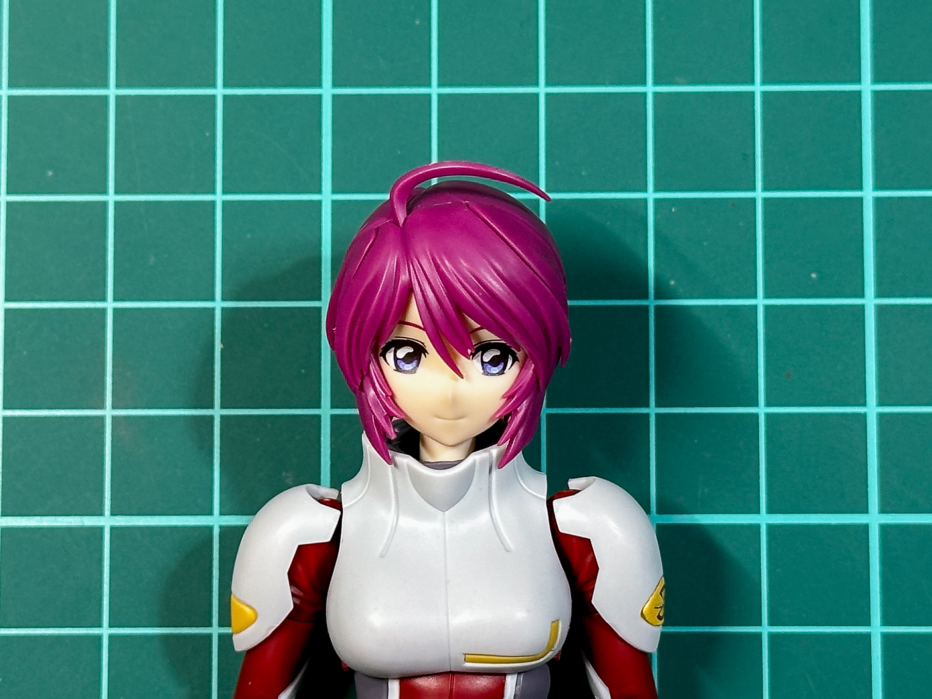 組み立てが完了した通常タイプの頭。フェイスパーツは組み立て後も差し替え可能です。