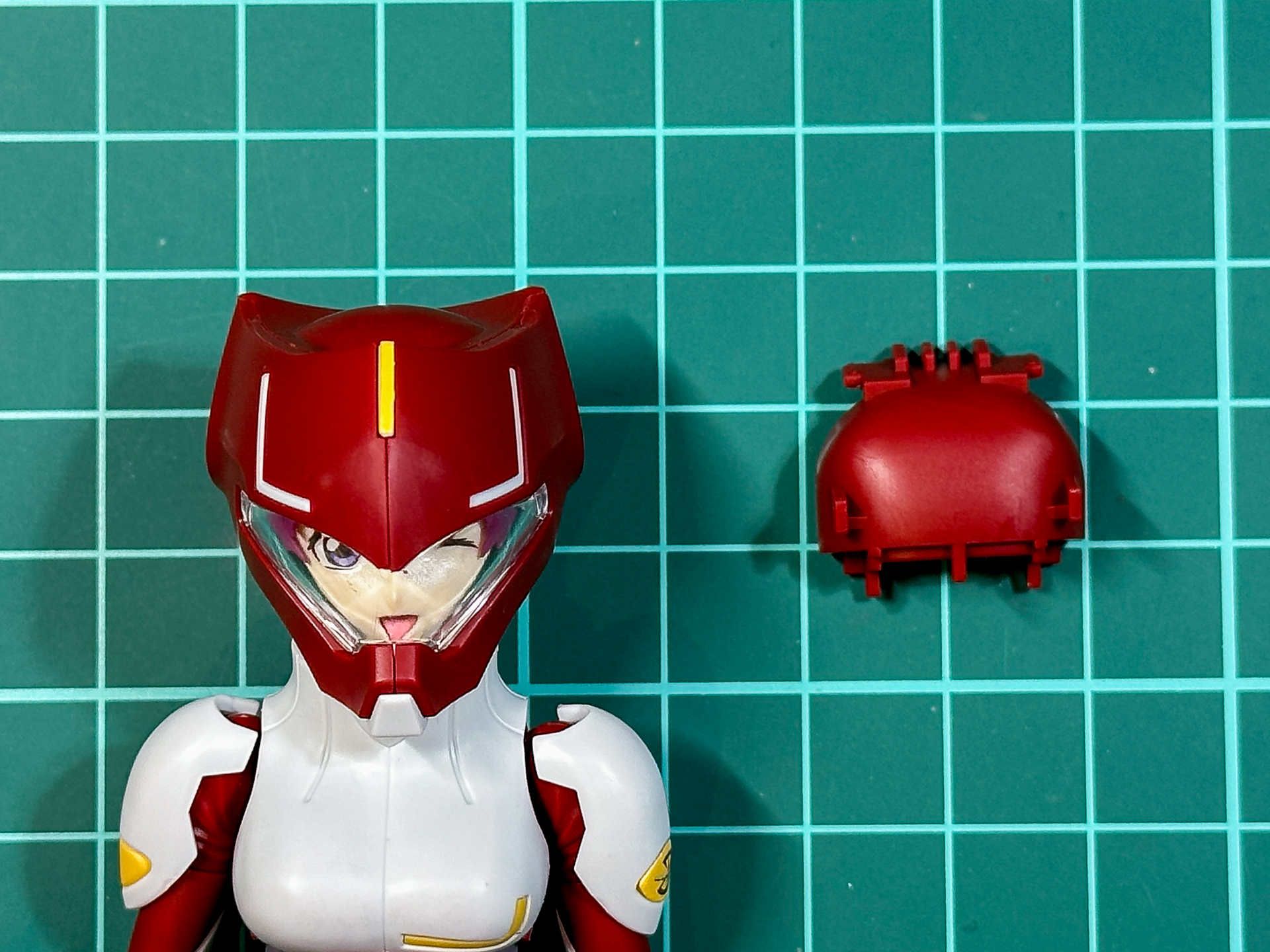 組み換え前のヘルメット着用の頭。差し替え用パーツが1パーツあります。