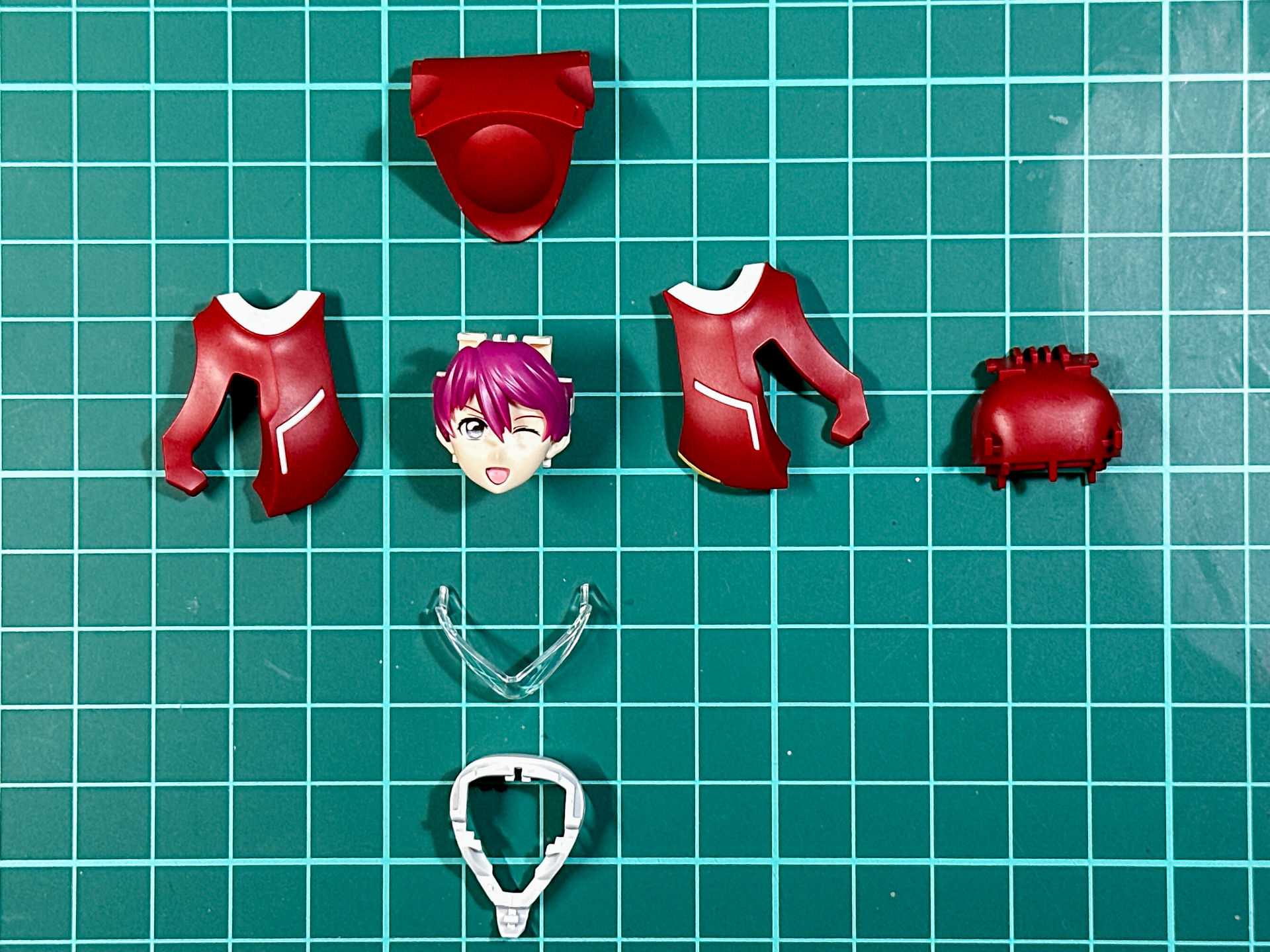 ヘルメットパーツの差し替えは一度各パーツをバラバラに分解した後にパーツを差し替え、組み立て直します。