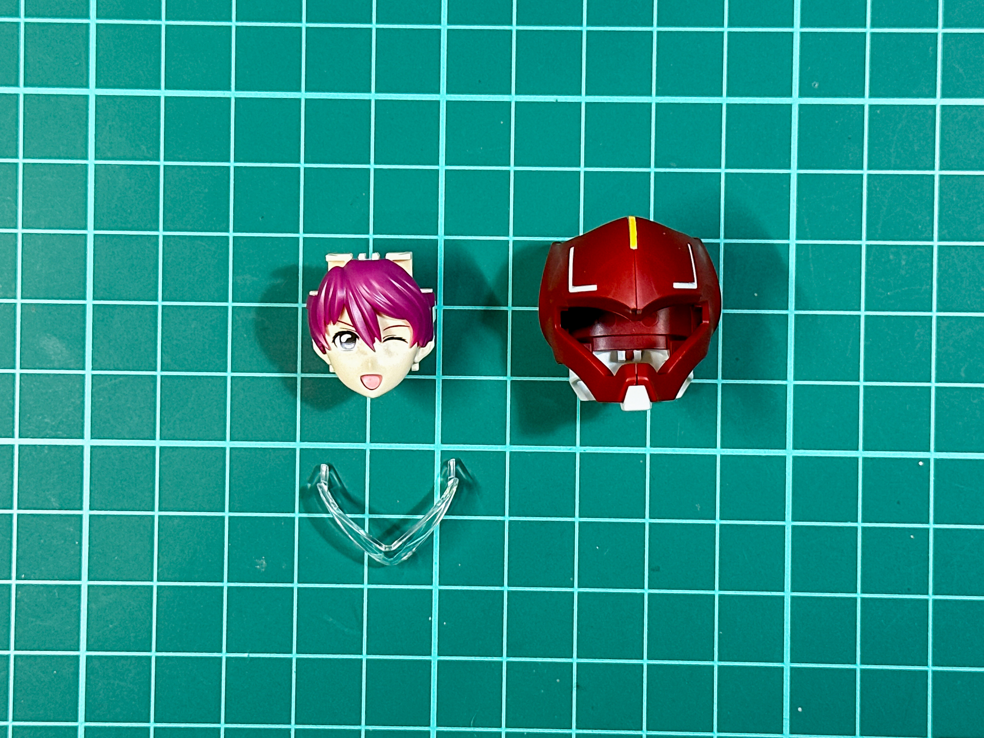 組み換えが完了したヘルメット。バイザーパーツは取り付け有無を選択可能です。