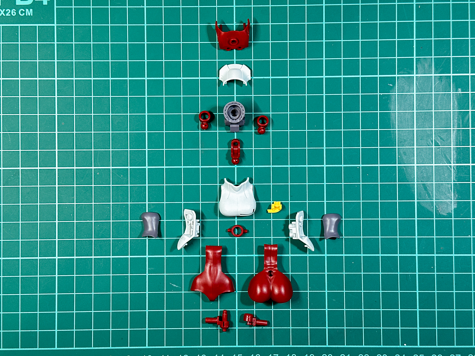組み立て前のファスナー閉状態の胴体パーツ。全17パーツにて構成されています。