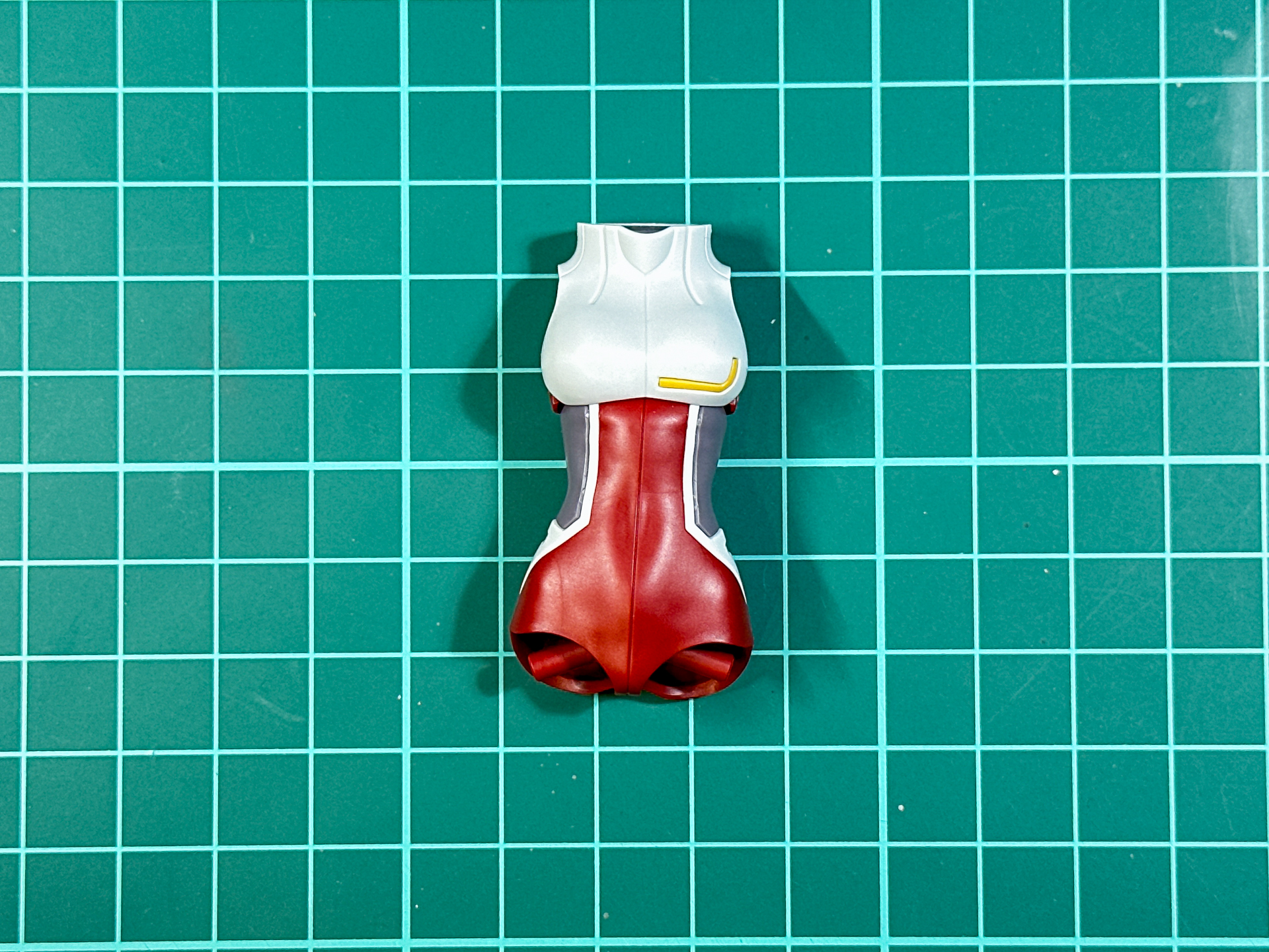 組み立てが完了したファスナー閉状態の胴体パーツ。腰部のグレーラインはシールによる色分けです。