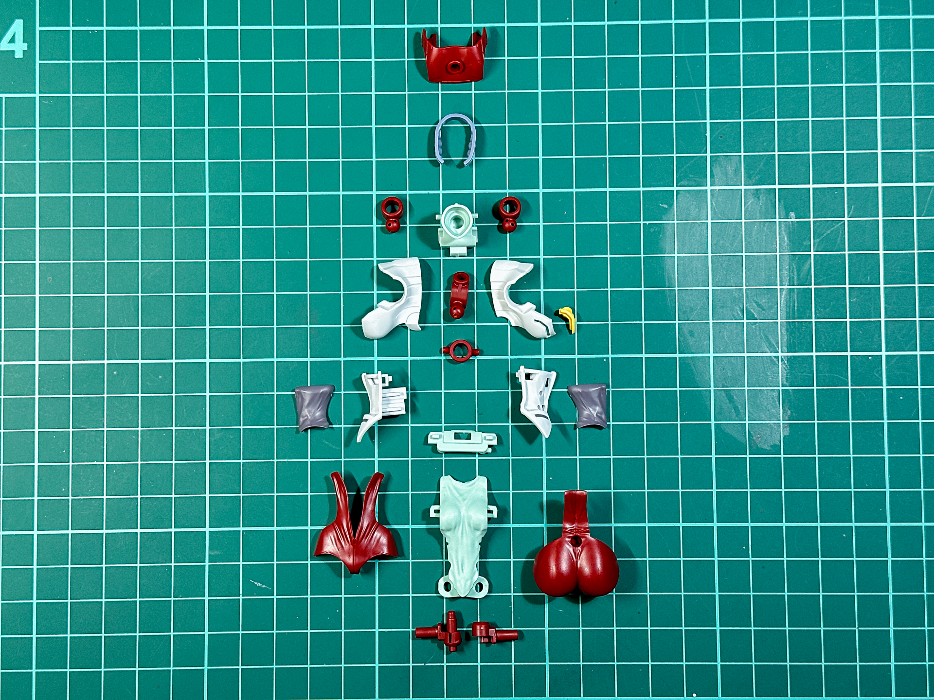 組み立て前のファスナー開状態の胴体パーツ。全20パーツにて構成されています。