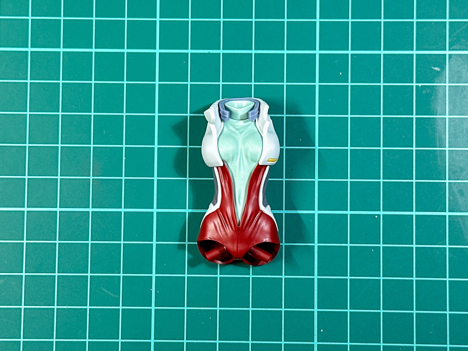 組み立てが完了したファスナー開状態の胴体パーツ。インナーシャツのパーツが軟質樹脂にて成型されているため、上半身の可動に対し自然に追従してポージングを決めることができます。