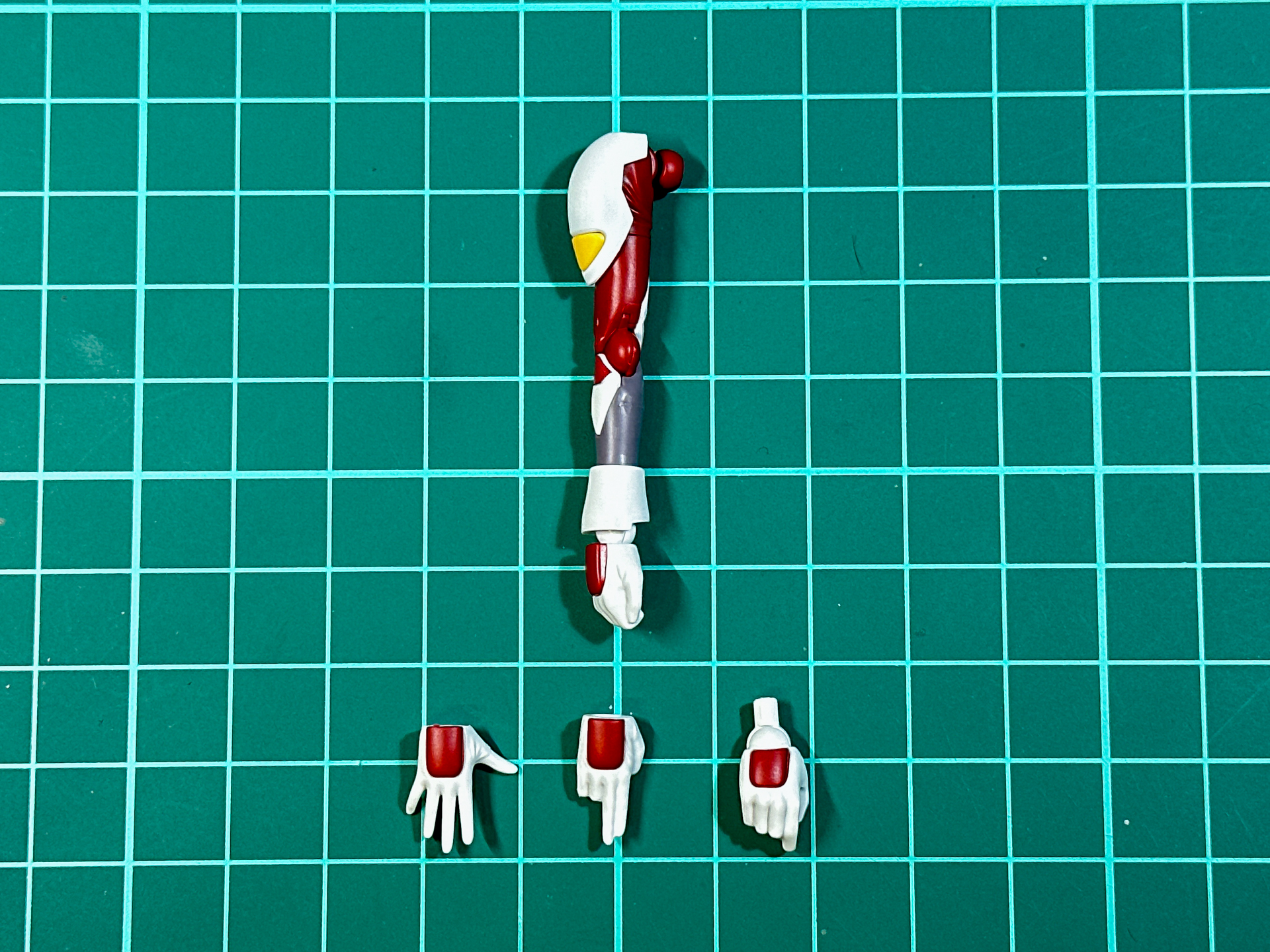 組み立てが完了した腕パーツ。交換用手首パーツは4種類が付属します。