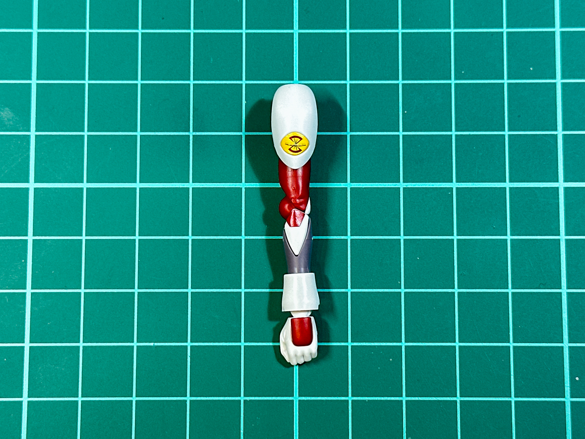 左腕上腕にあるザフトマークはシールによる再現となっています。