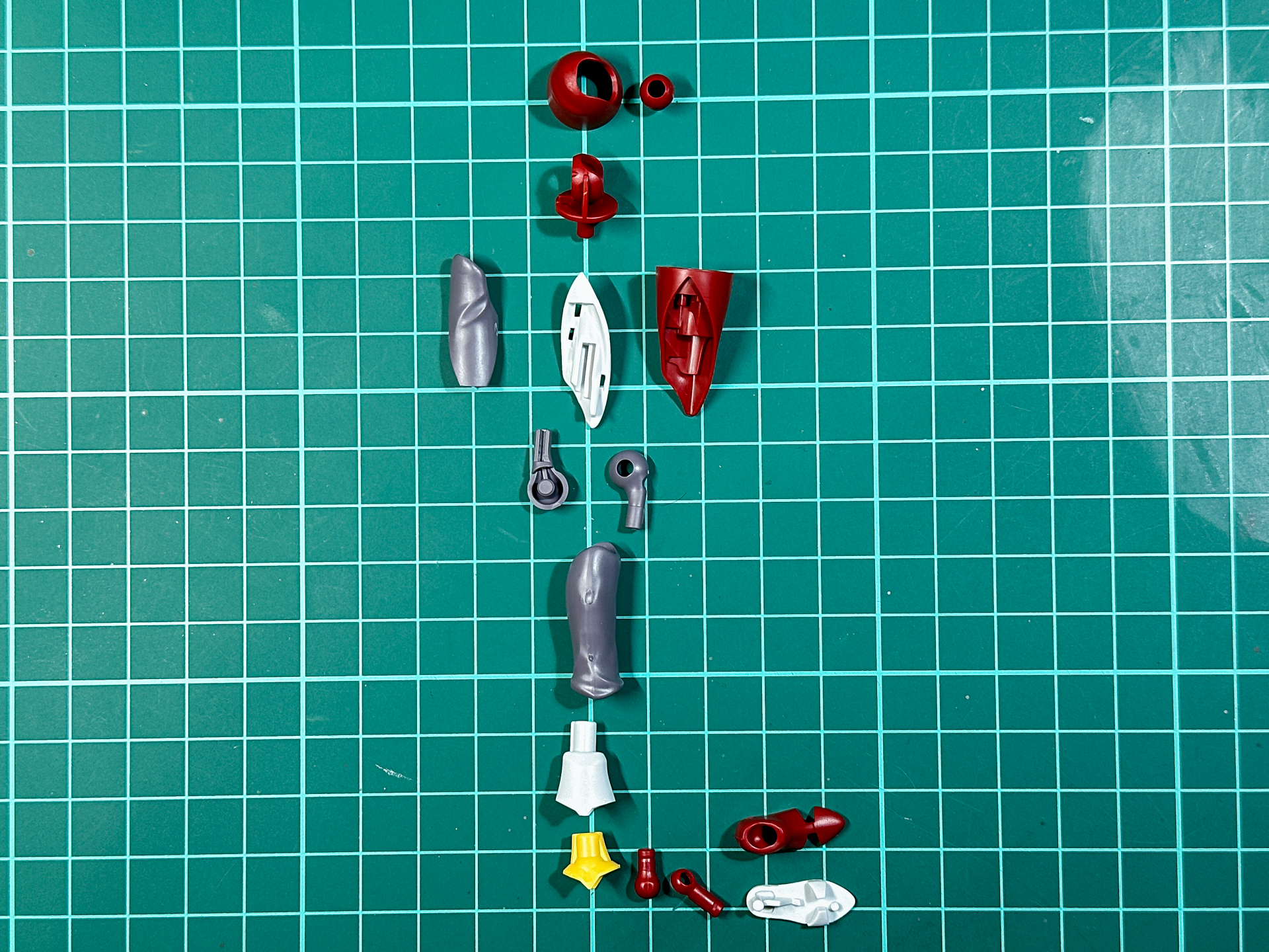 組み立て前の脚パーツ。全15パーツにて構成されています。