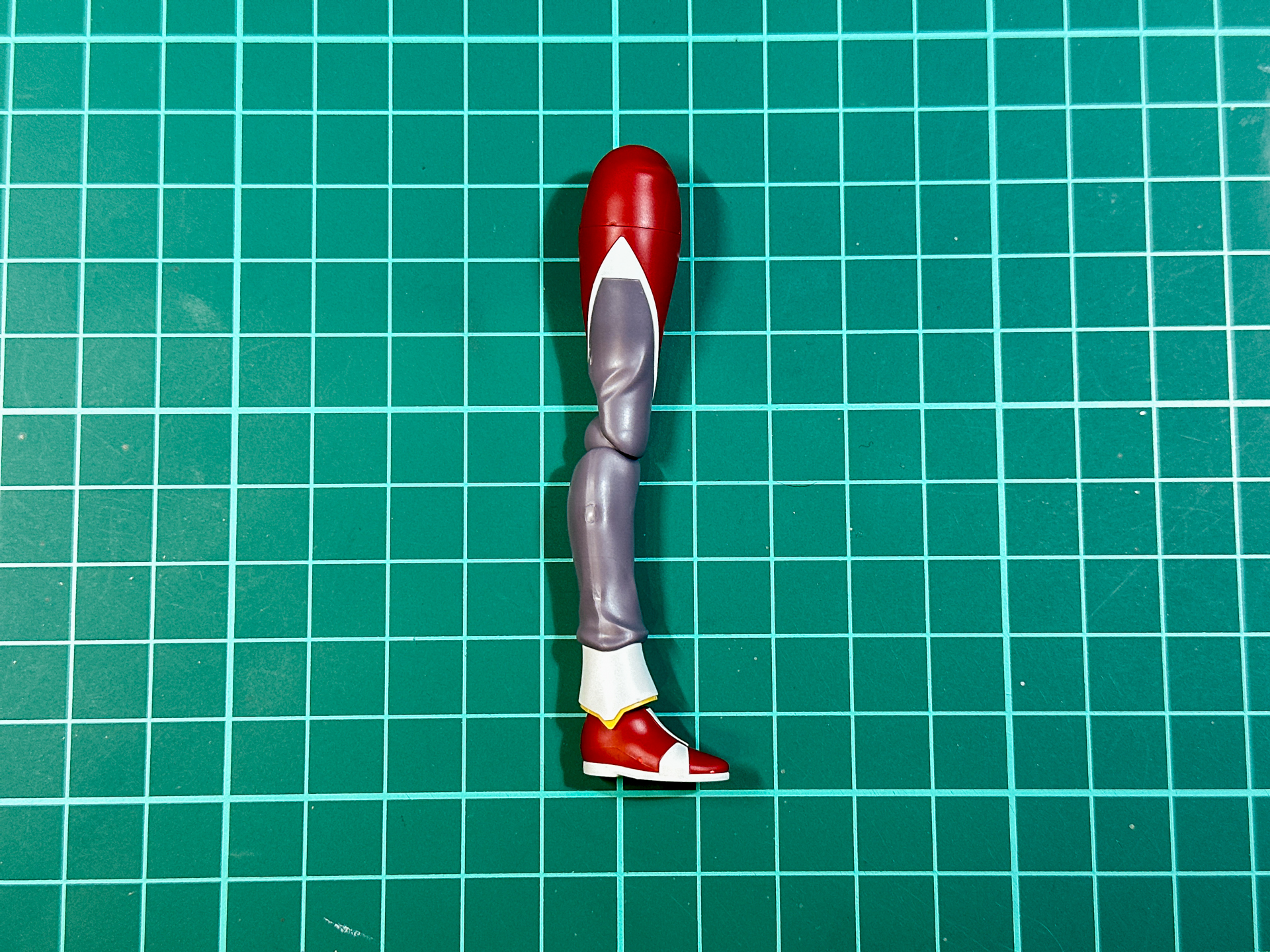 組み立てが完了した脚パーツ。足の甲部分に入る縦の白ラインのみシールによる色分けです。