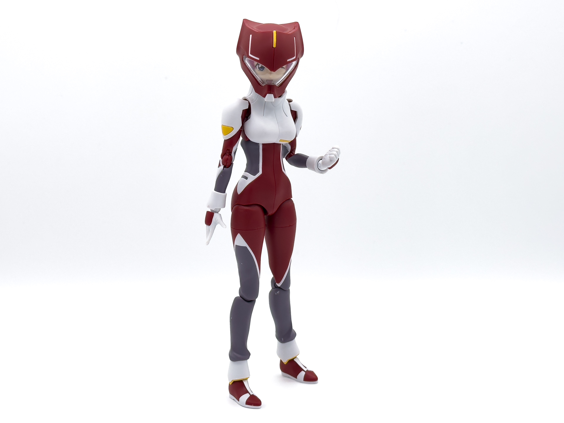 軽くポージングを取らせてみました。各部の関節は硬さも程よく、簡単にポーズを決めることが可能です。