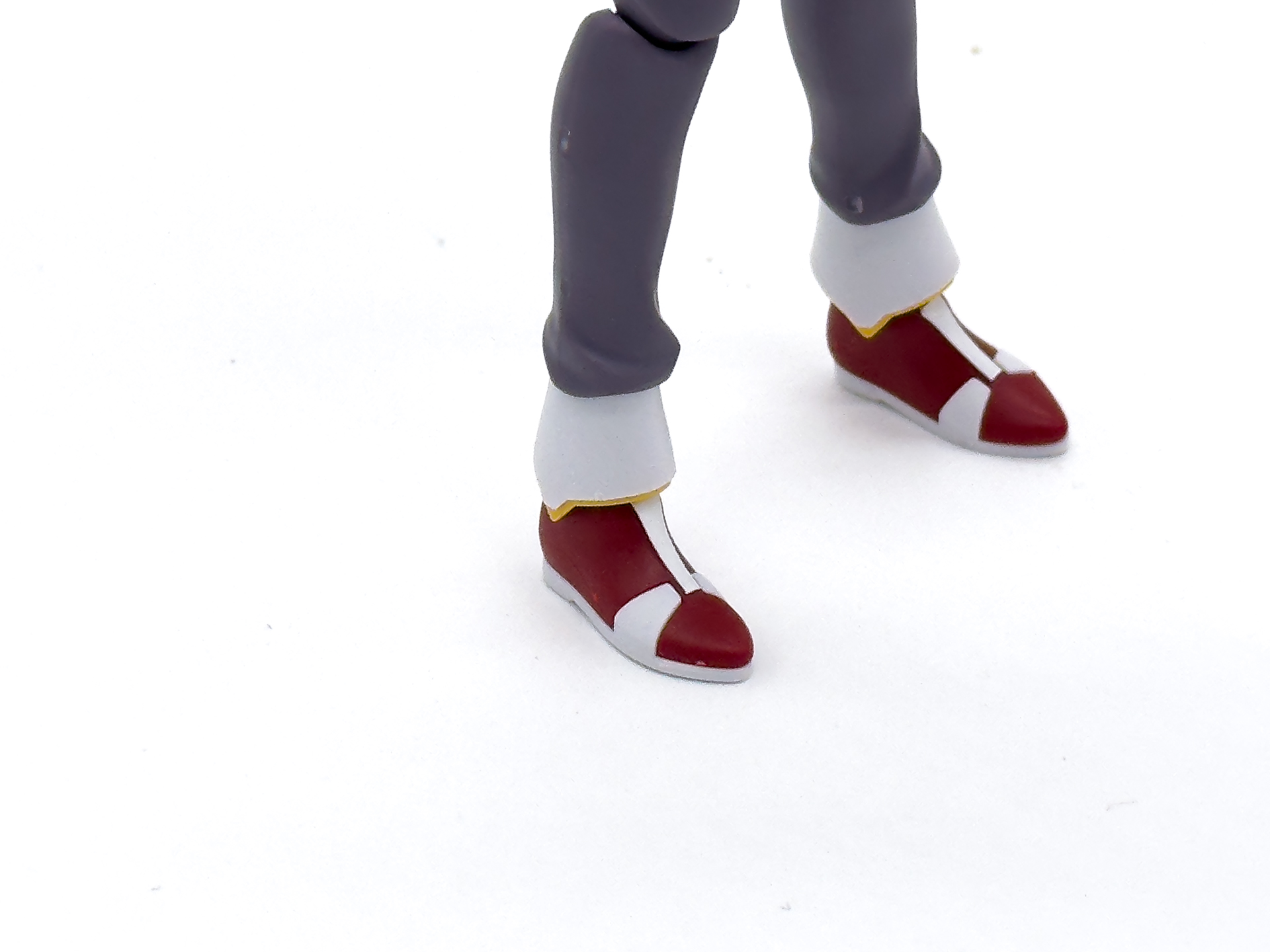 足首のアップ。細いイエローのラインもパーツ分割による色分けです。