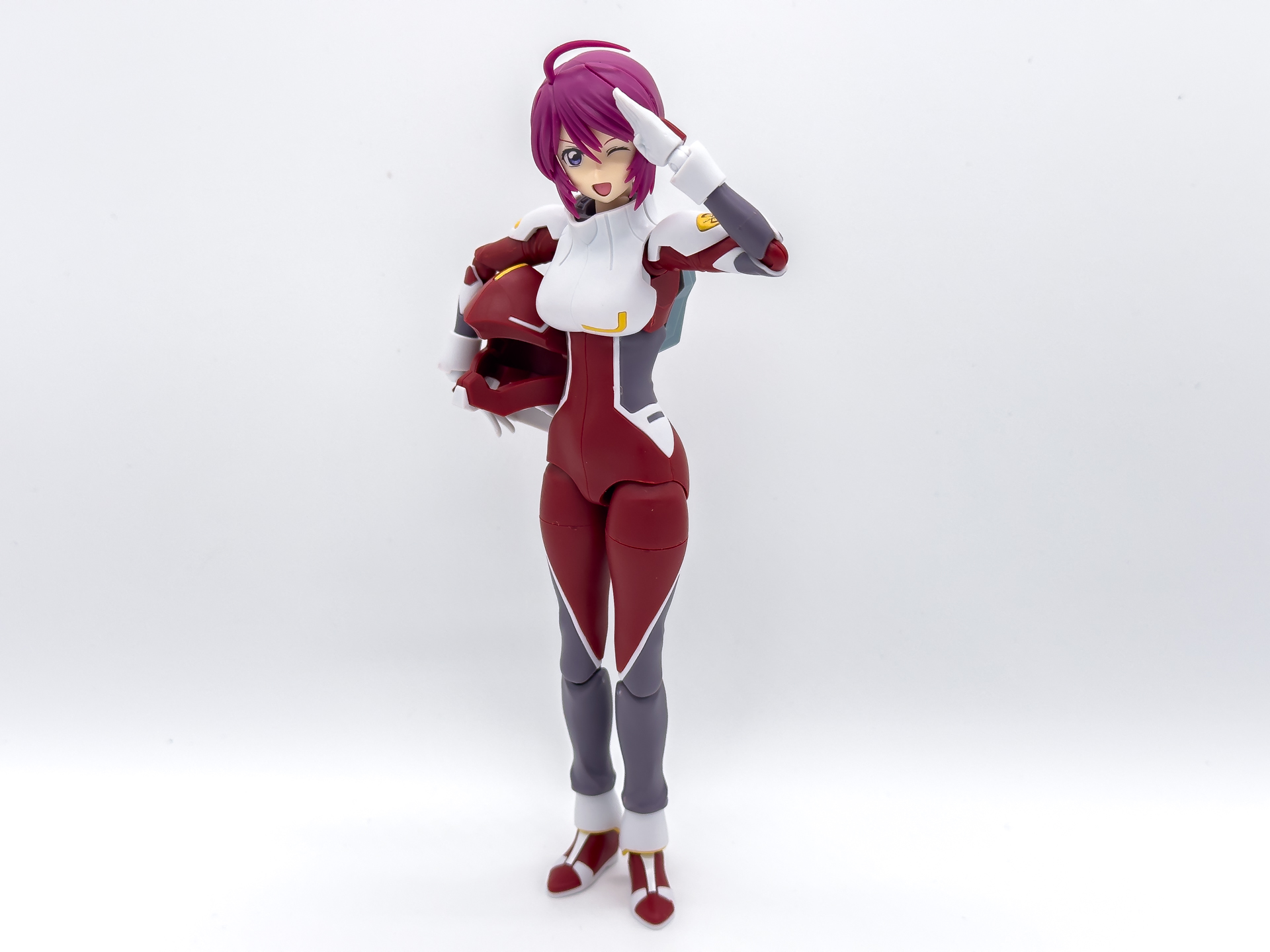 ヘルメットを脇に抱えたポージング。関節の可動範囲も十分にあるため、ヘルメットを持ったポージングも余裕です。