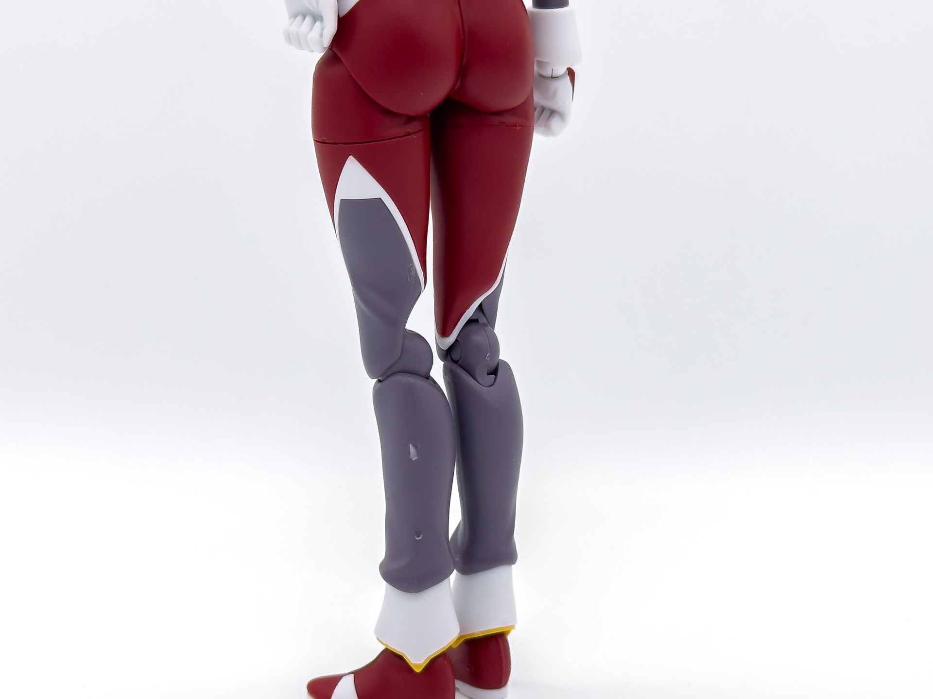 パイロットスーツのグレー、ホワイト、レッドの3色からなる複雑な組み合わせラインも隙間なくぴったりとパーツがかみ合います。