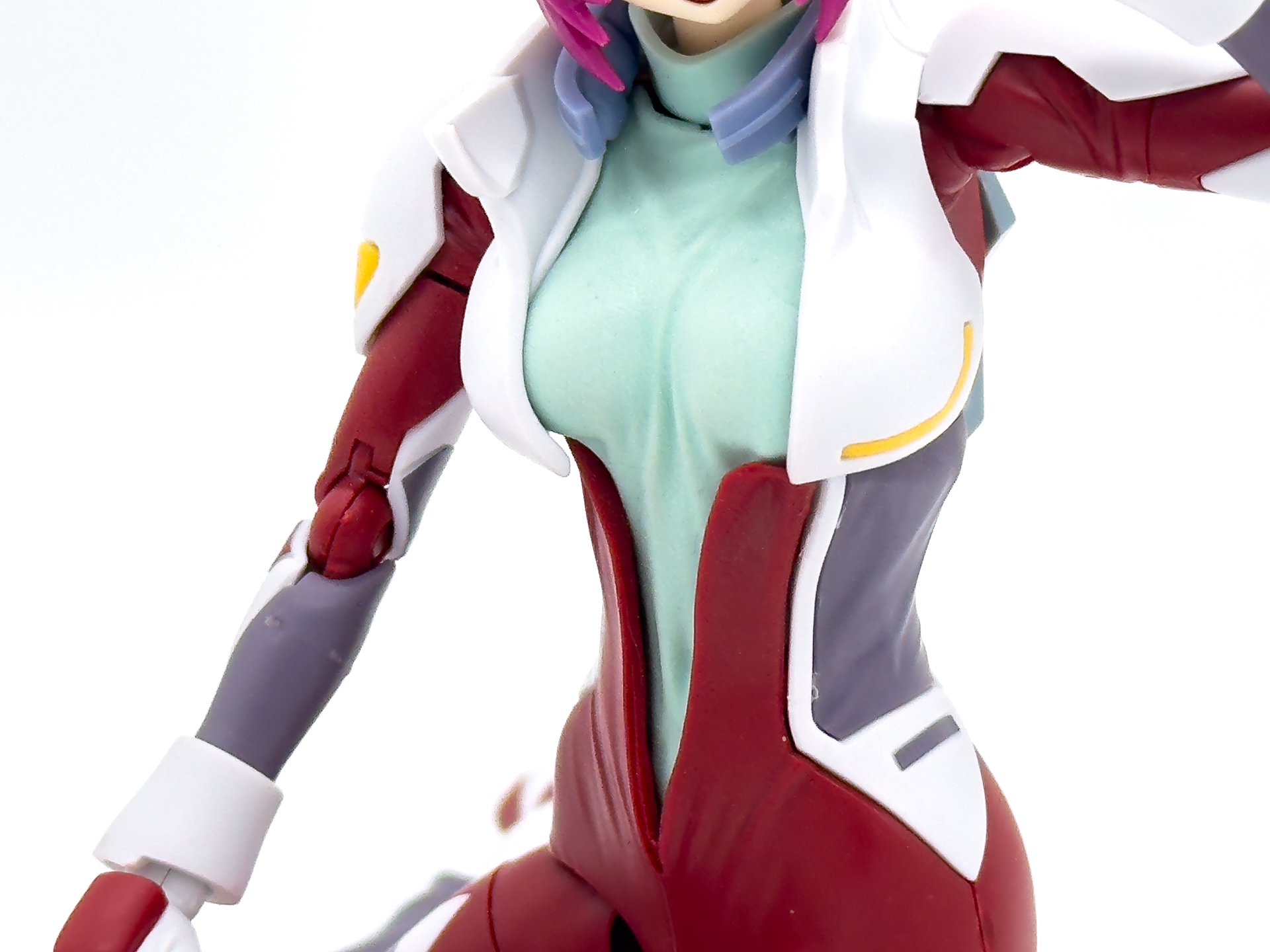 パイロットスーツの内側に着ているインナーは軟質パーツを採用。可動に合わせて変形してくれます。