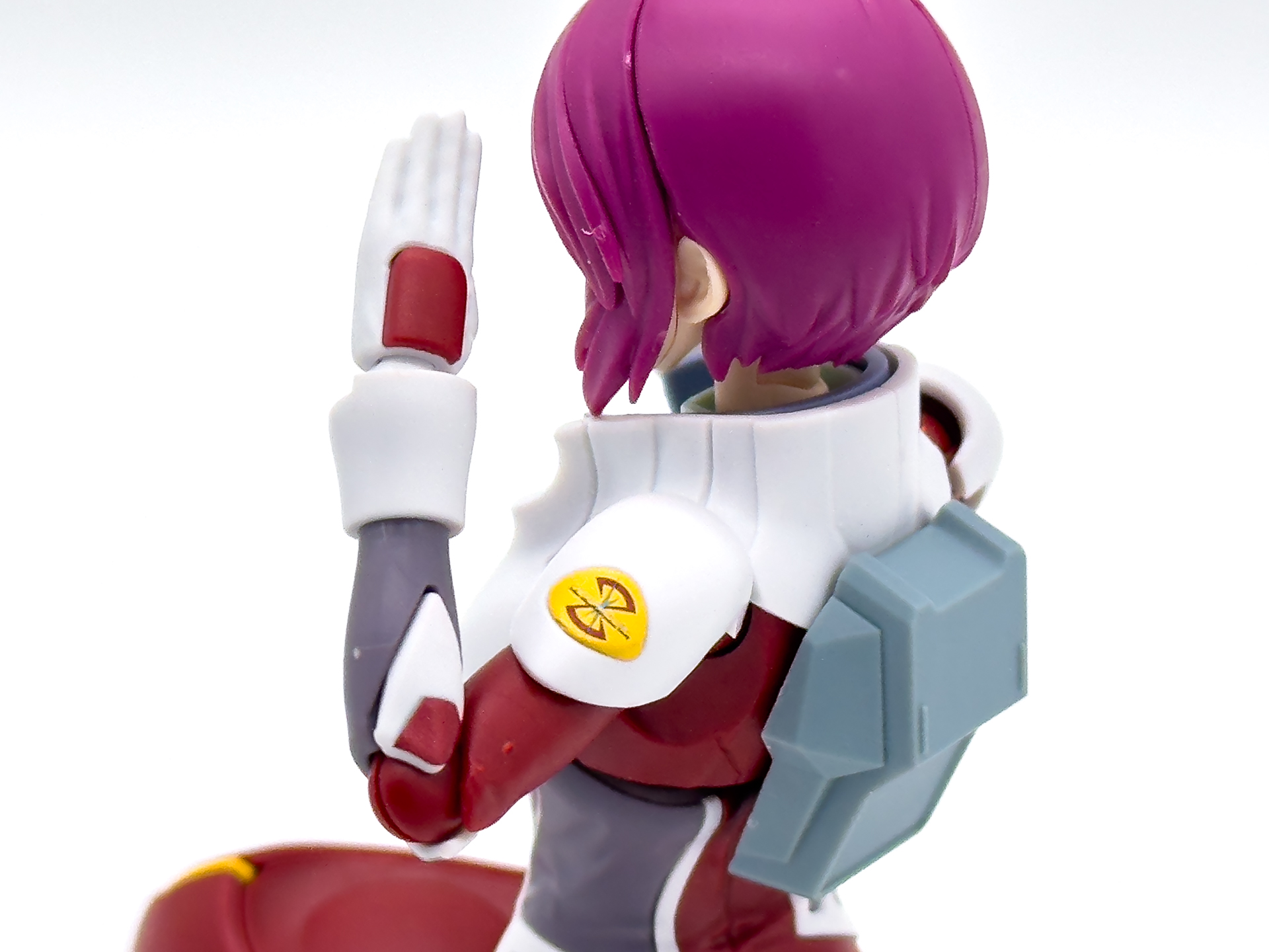 ひじ関節も十分に曲がるため、敬礼ポーズもバッチリと決まります。