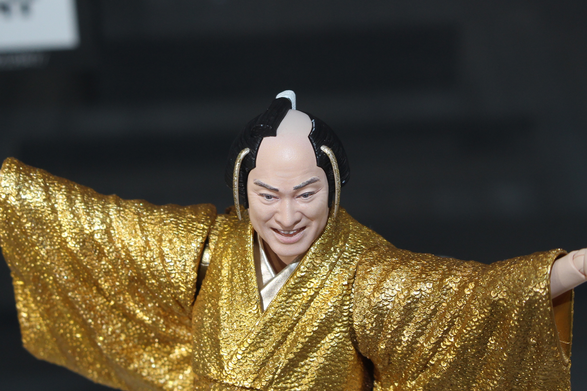 歌唱時の横にずれた髷（まげ）も忠実に再現している