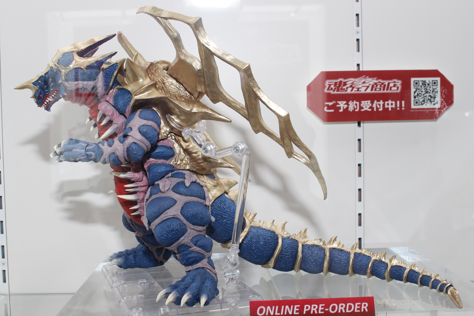 その巨体にはバジリスの金色の翼とスキューラの大顎が備わる