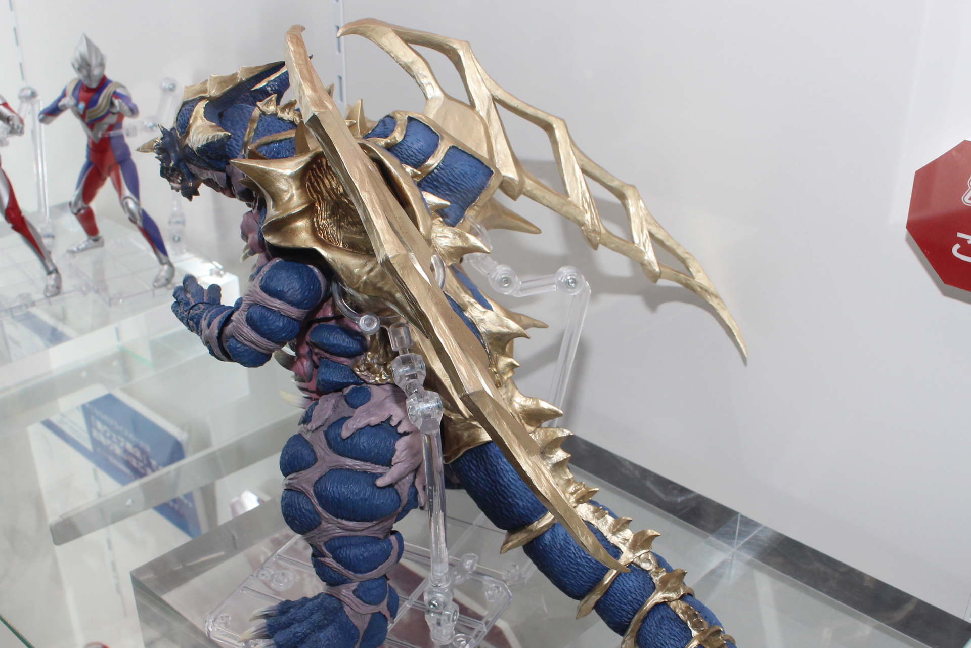 金色の翼はその巨体も相まってかなり迫力がある。もちろん可動する