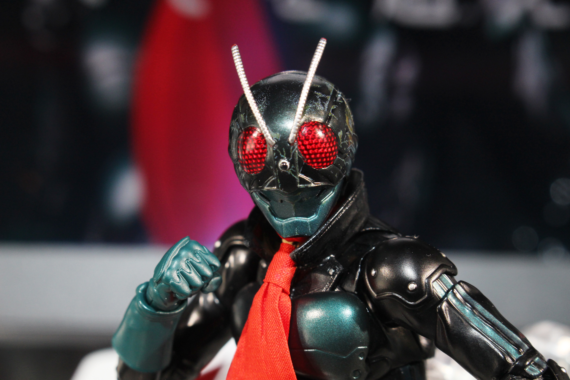 クリアパーツを採用したマスク。マスクオフ時の素顔も別パーツで付属する