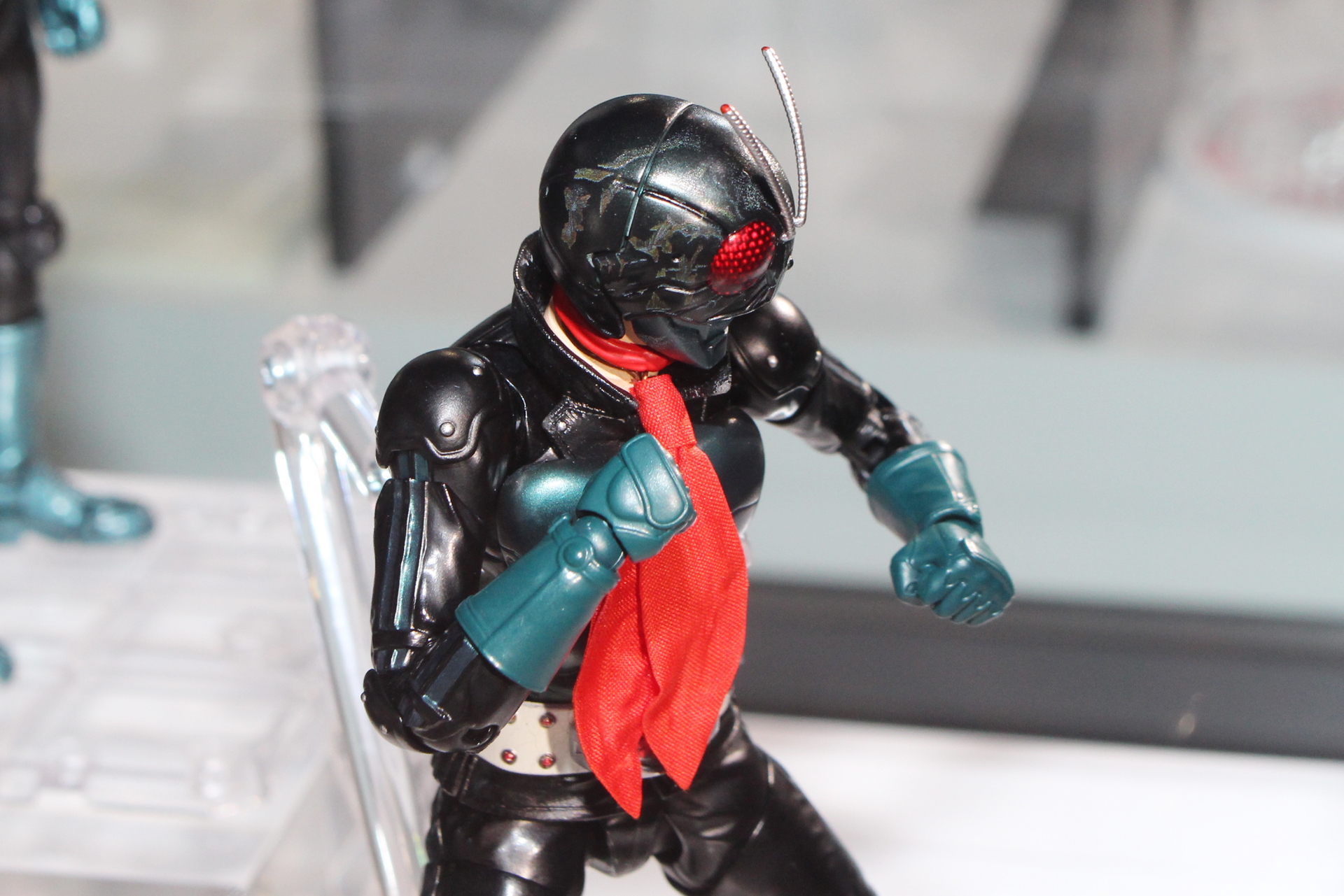 もちろんマフラーにはワイヤーが内蔵され、風になびくシーンを演出可能だ