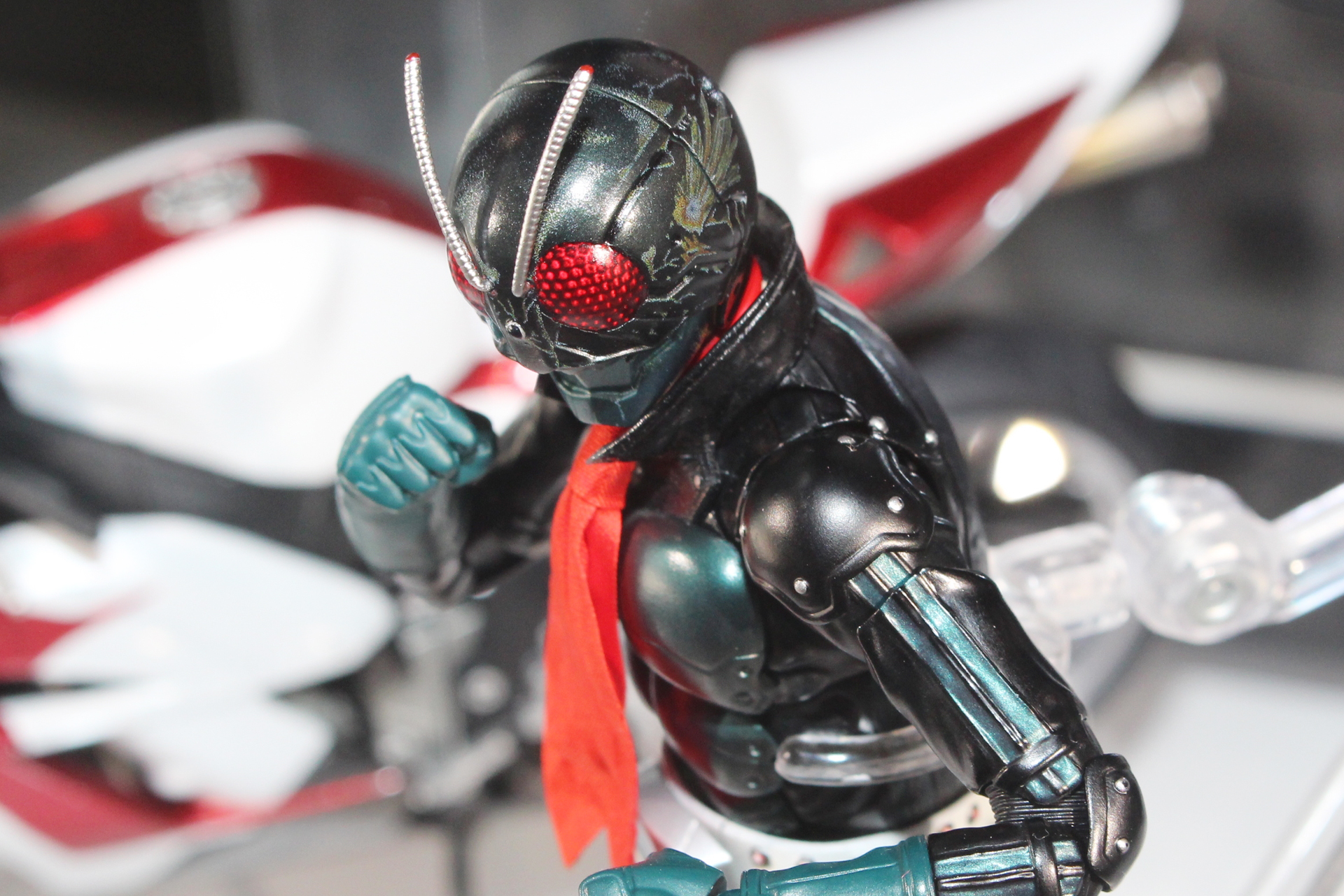 マスクにはショッカーとの戦いで受けた傷が無数にある