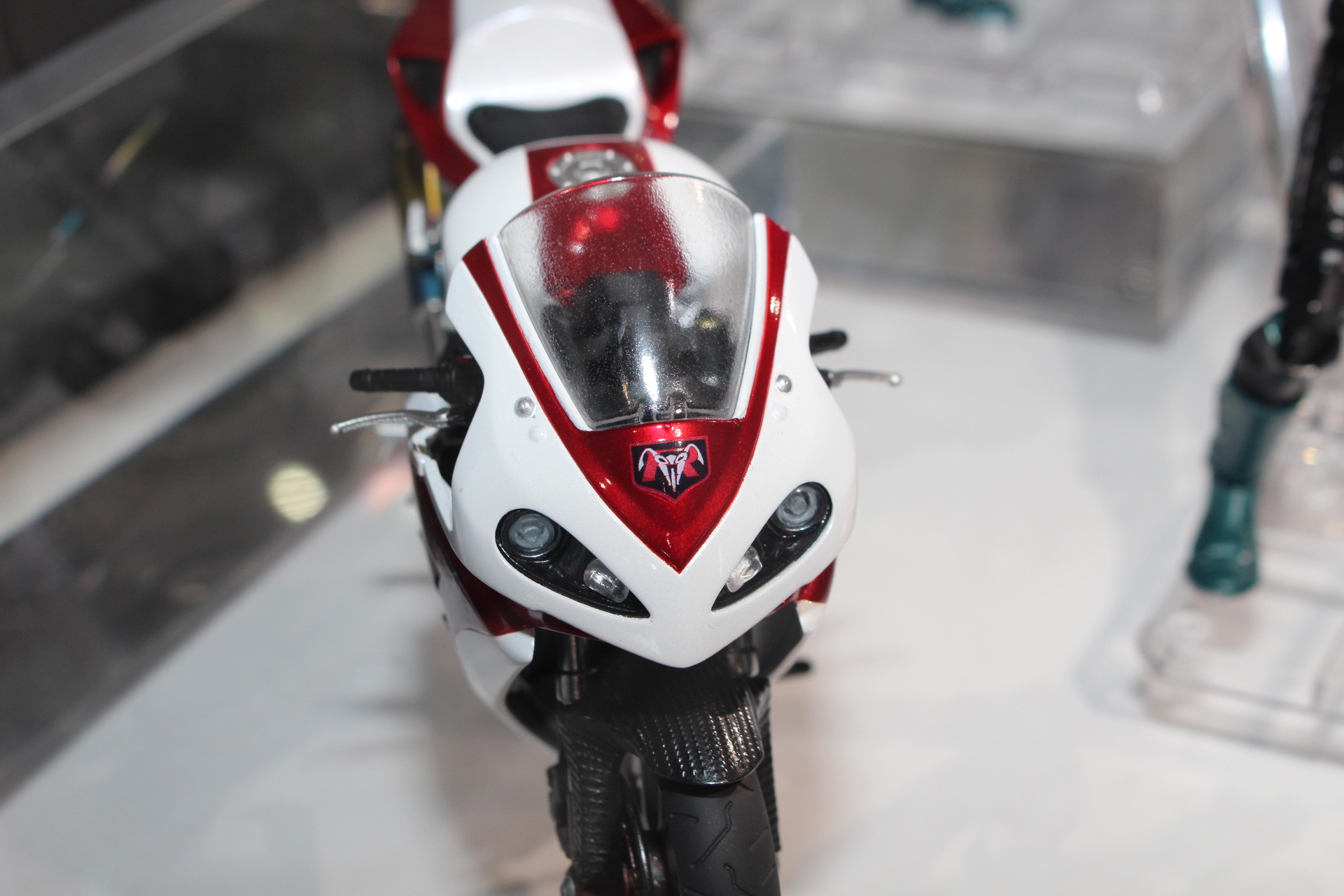 スケールは真骨彫仮面ライダー1号と同じで専用の持ち手も付属している