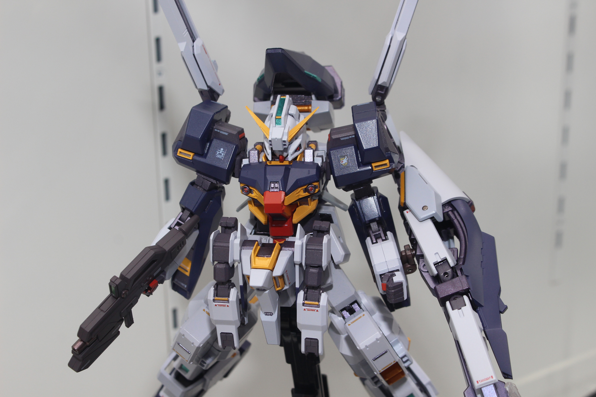 ガンダムTR-1の機体としては唯一［ヘイズル］の名前が冠されず、そのシルエットも大きく異なる