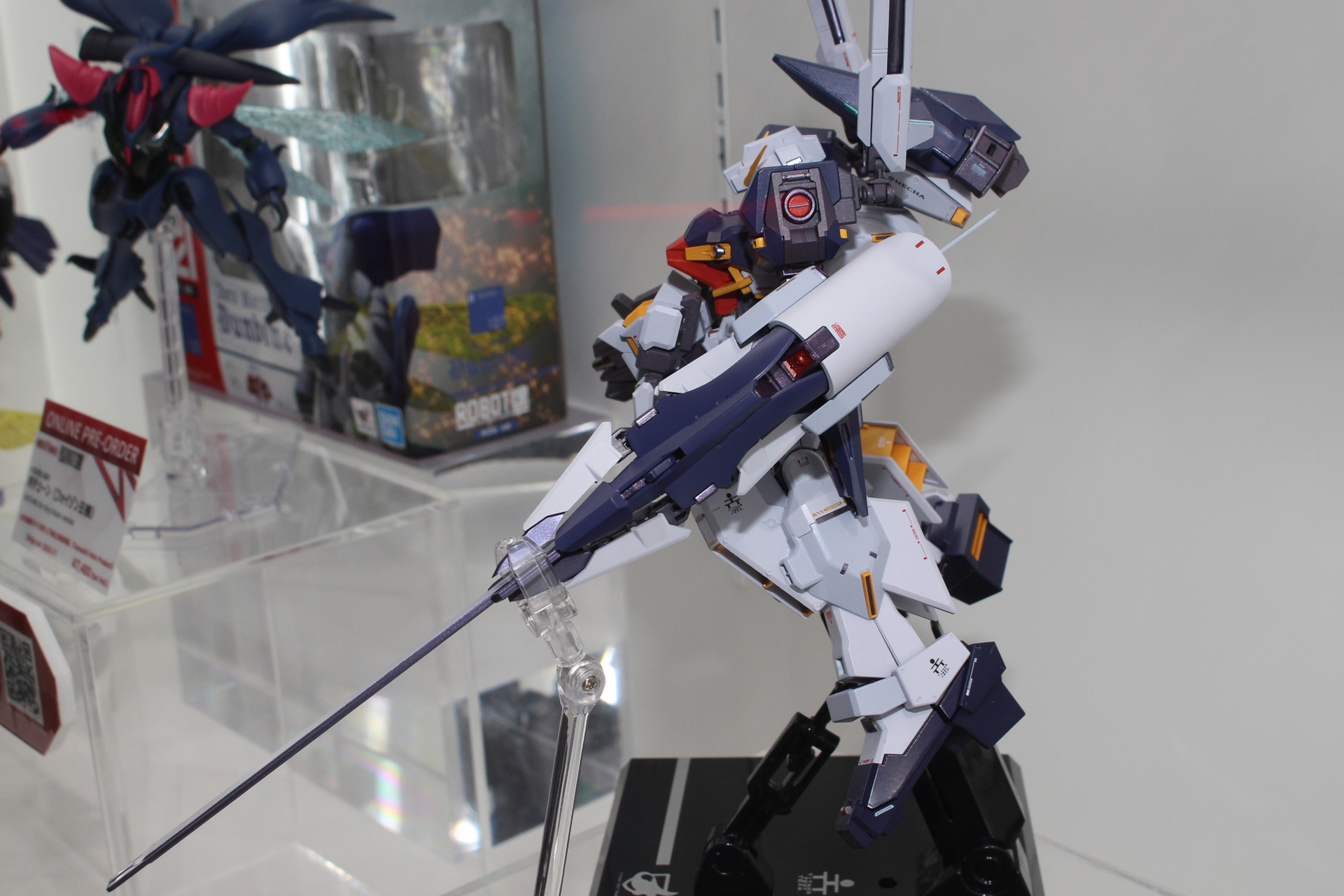 シールドと一体化した武装「コンポジット・シールド・ブースター」。大型ながら造形はシャープだ