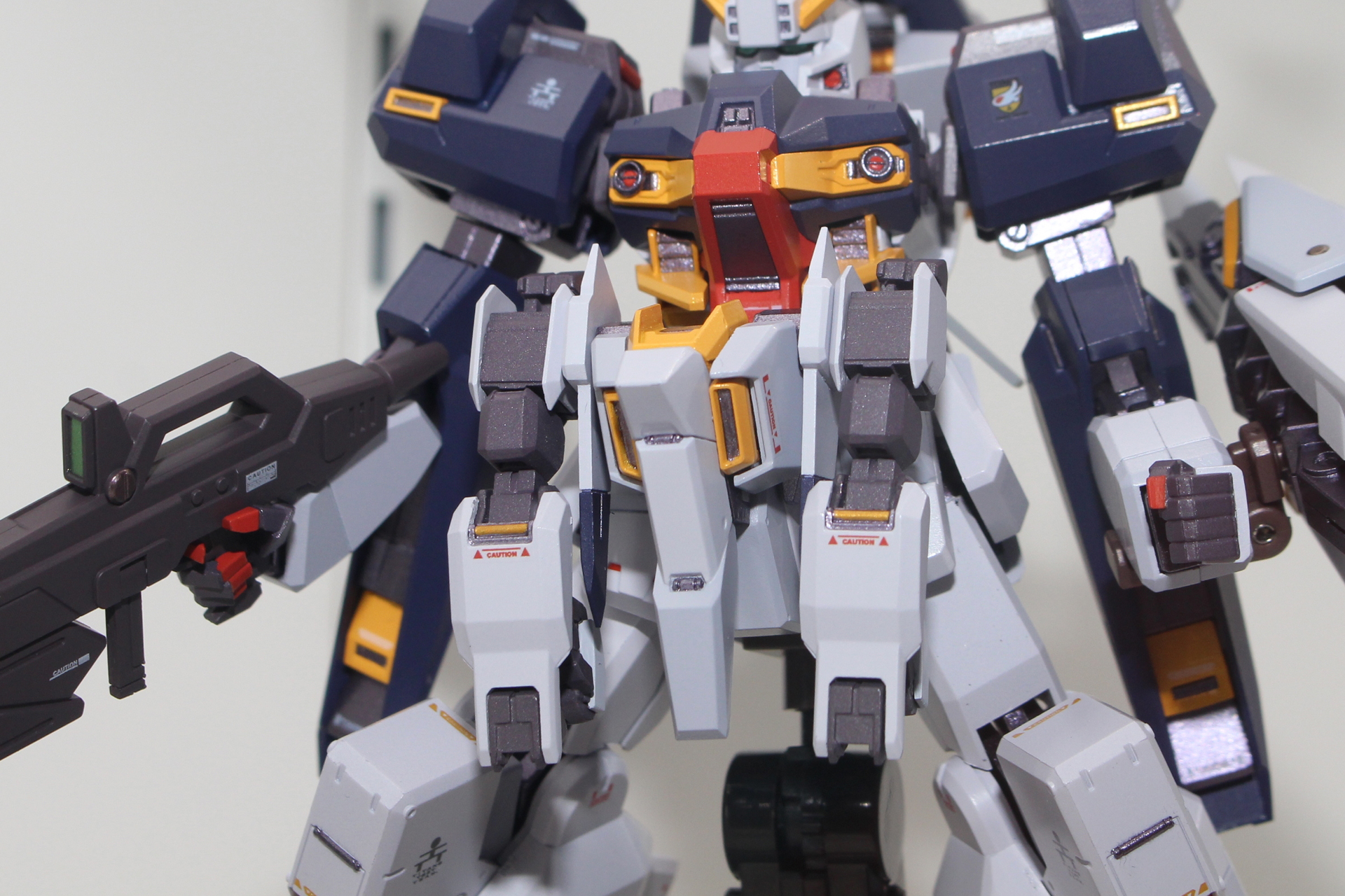 腰アーマーのサブアームはもちろん可動する。ビーム・サーベルを持たせることでオリジナルの武装を楽しめる