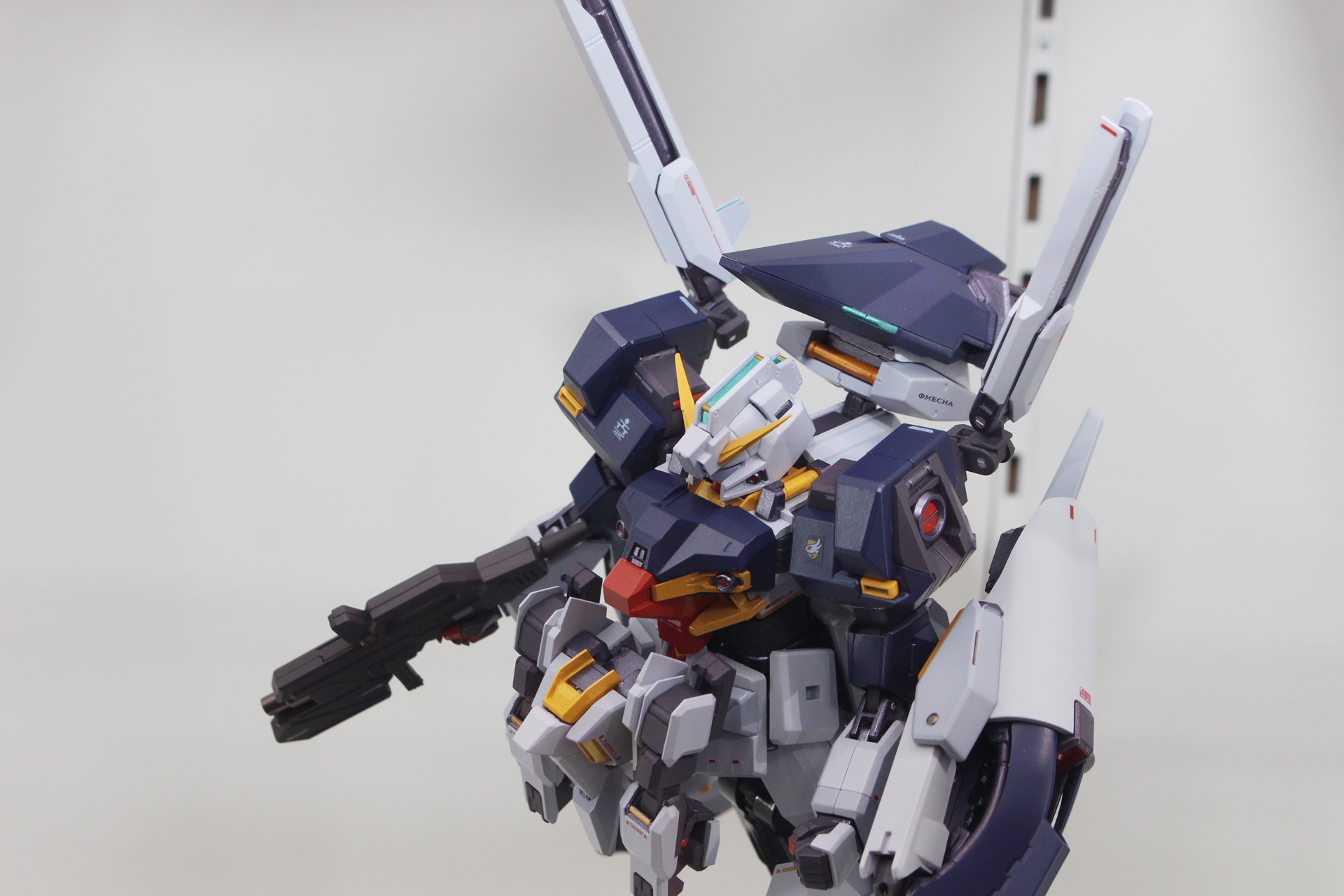 右手の武装はTR-1［ヘイズル］などと同じビーム・ライフルだ