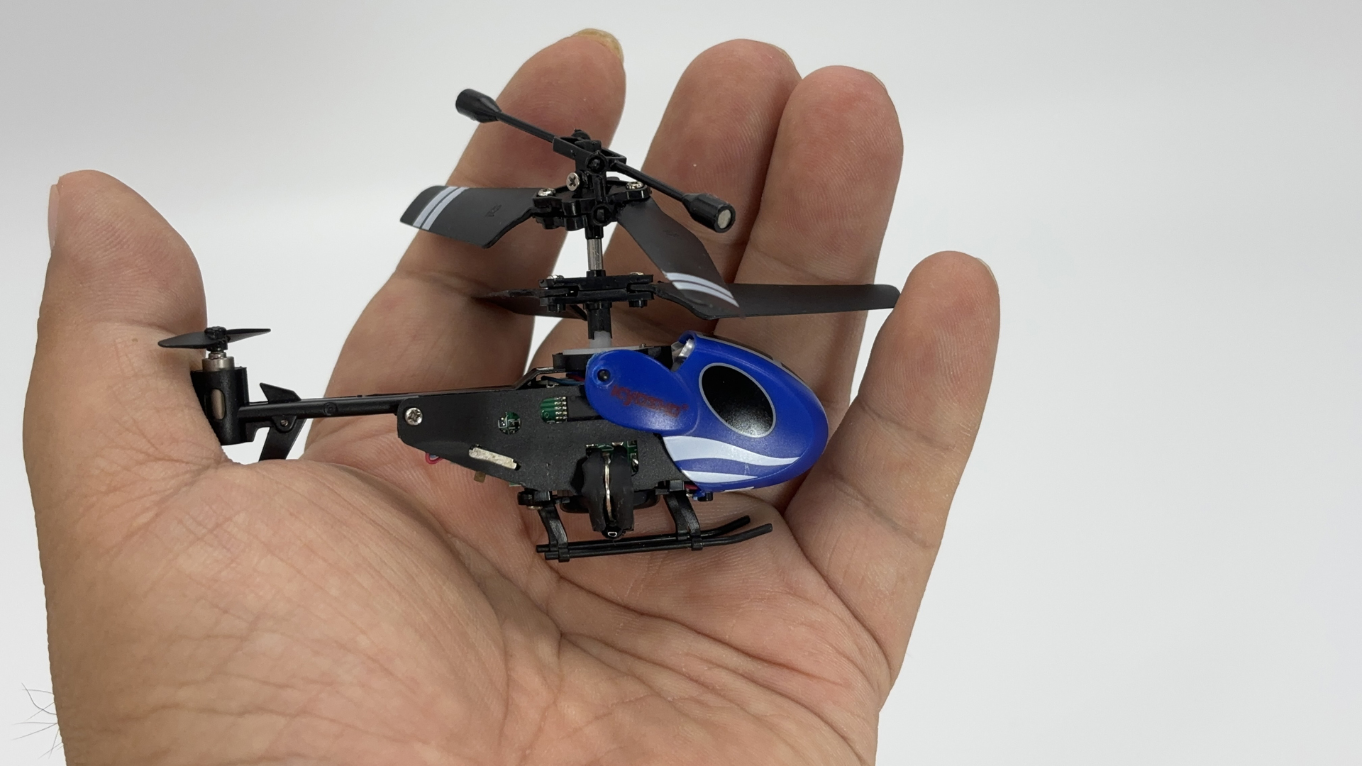 「マイクロヘリコプター モスキート」は手の中にすっぽり収まる小さい機体だが、ヘリRCとしてしっかり操作が楽しめる