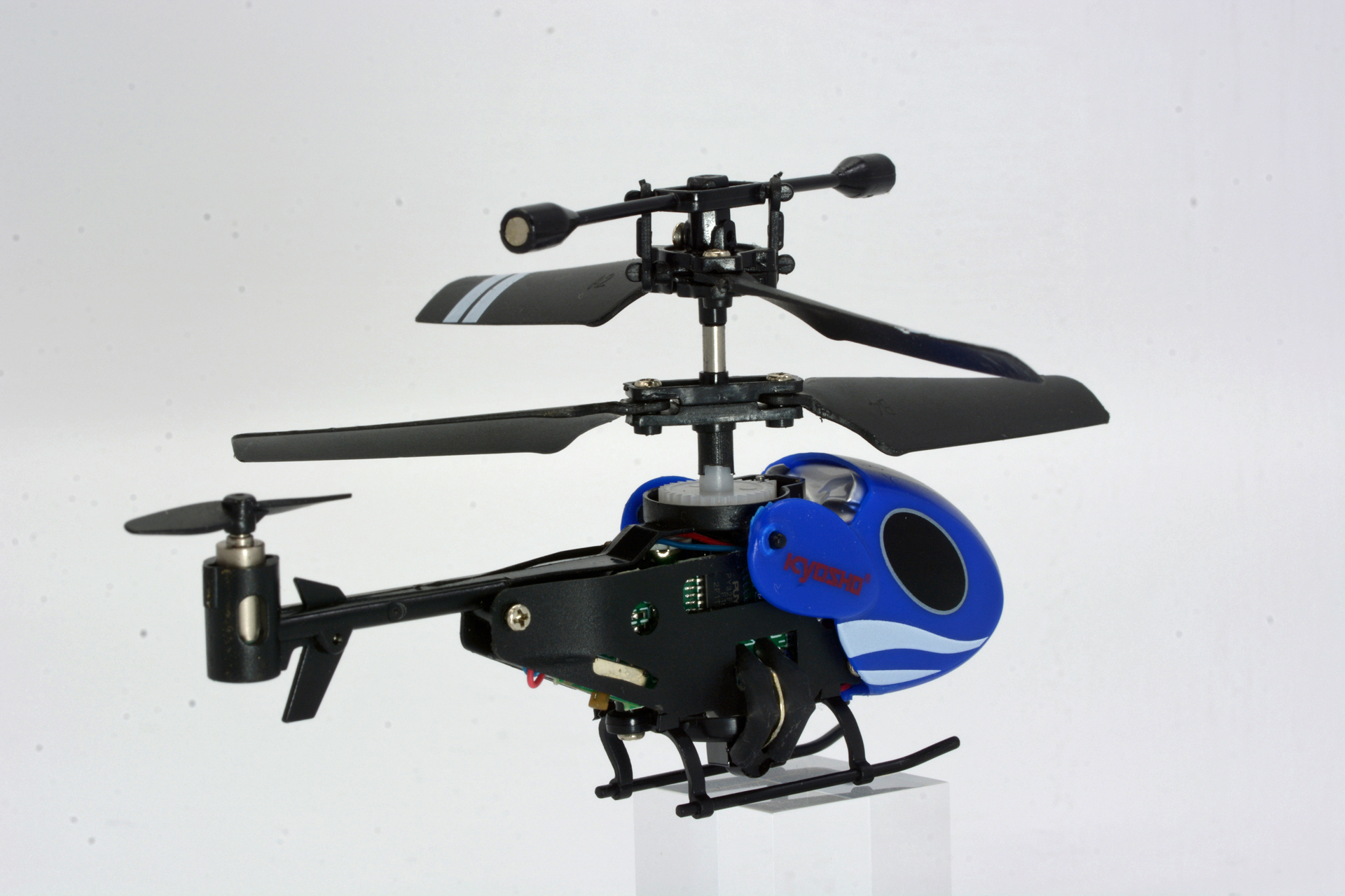 大きな特徴が上下2つのメインローター。上下のローターが別方向に回転することで機体の回転を抑える