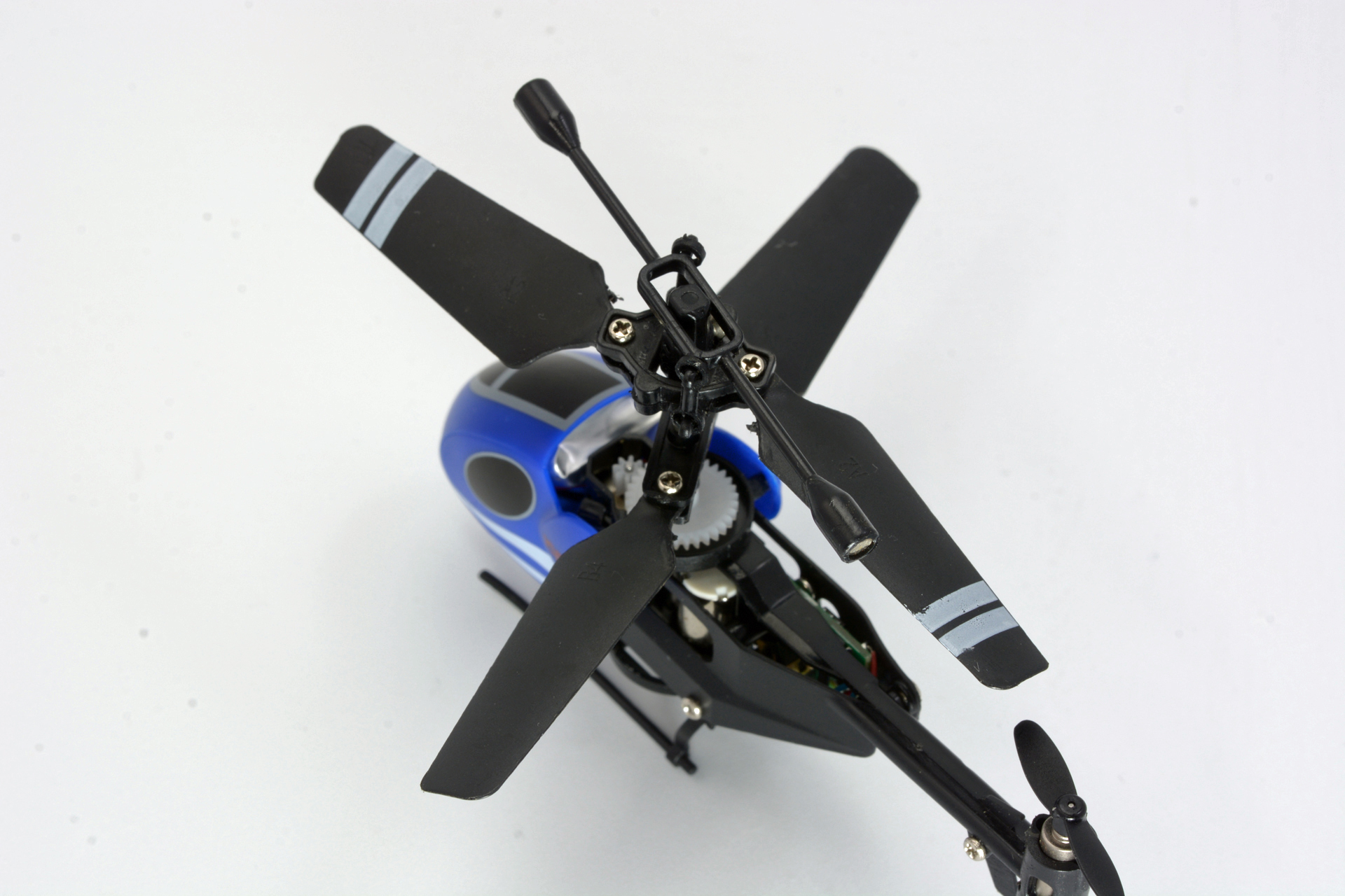 2つのローター、そしてその上にスタビライザーがある。ローターの角度、軟質素材で耐久力を持たせたスタビライザー、2つの逆回転するローターを支えるシャフトなど、様々な技術が込められている