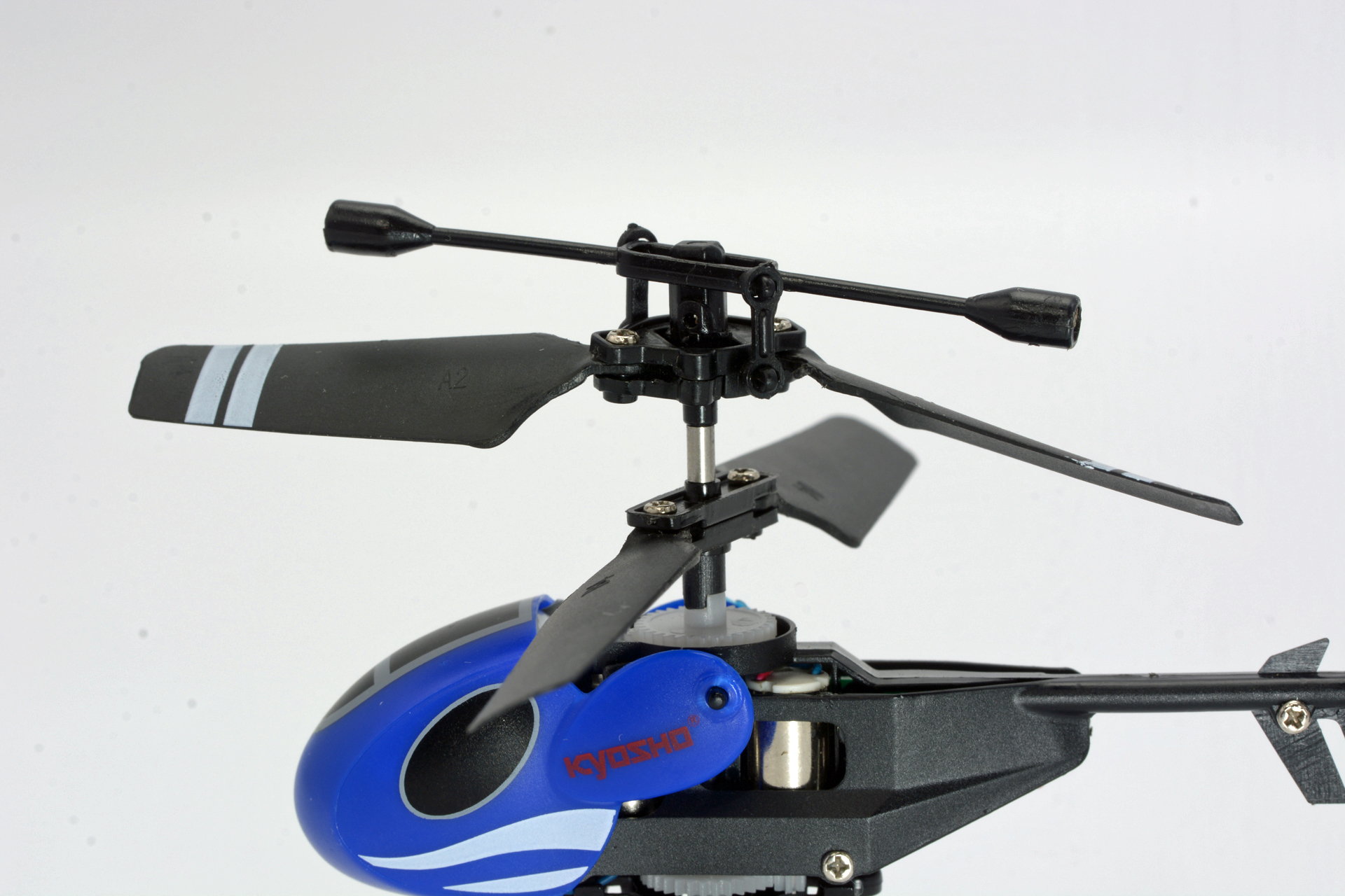 2つのローター、そしてその上にスタビライザーがある。ローターの角度、軟質素材で耐久力を持たせたスタビライザー、2つの逆回転するローターを支えるシャフトなど、様々な技術が込められている