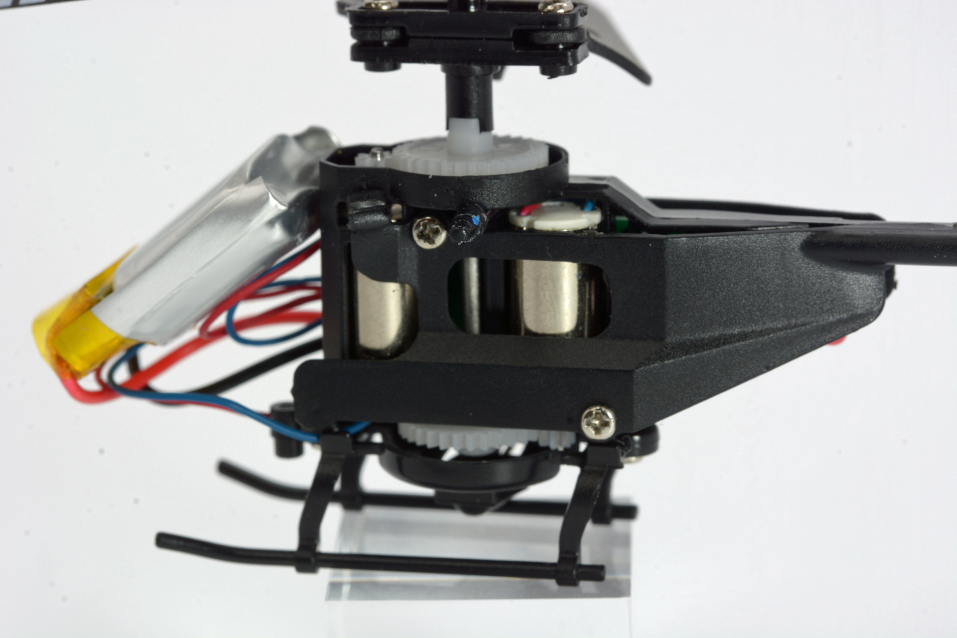 カバーを外すと2つのモーターが確認できる。このモーターを制御することでローターの回転に変化を与えヘリの操縦を実現するのだ