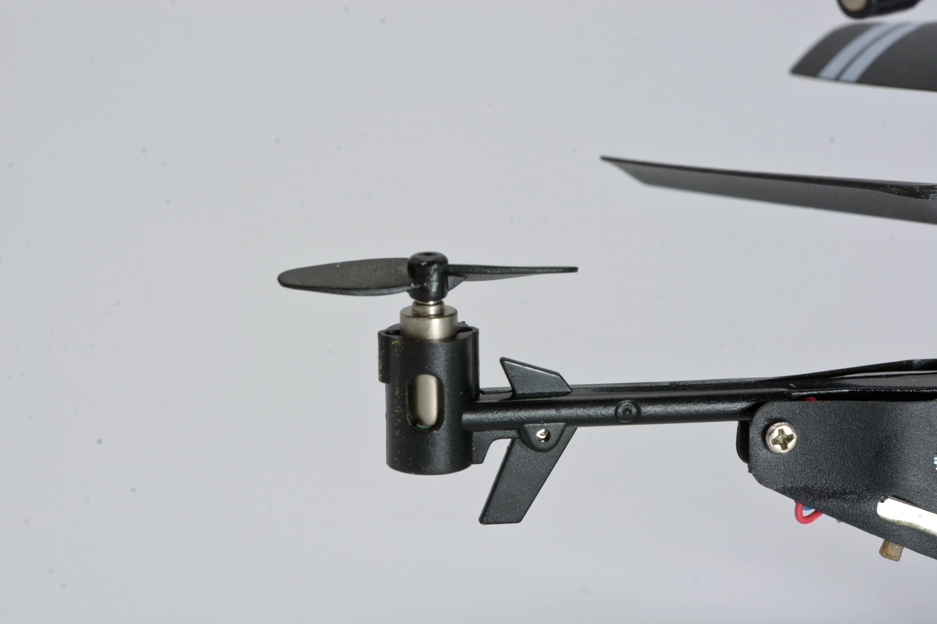 テールローターは飛行中はあまり回転しない様に見えた。飛行を安定させるために使われる