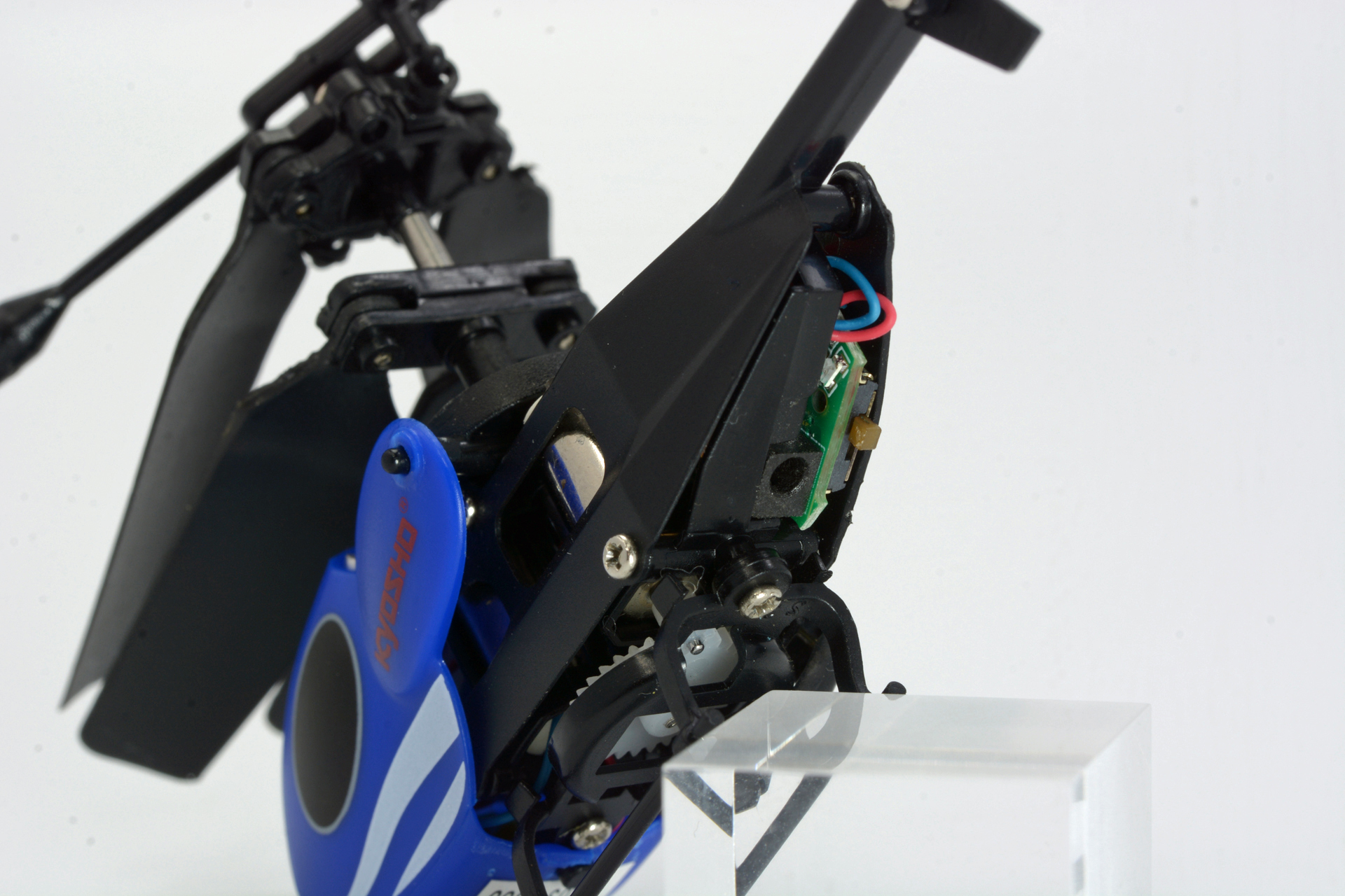 尾部にスイッチがある。隣の丸い穴が充電に使うためのプラグ