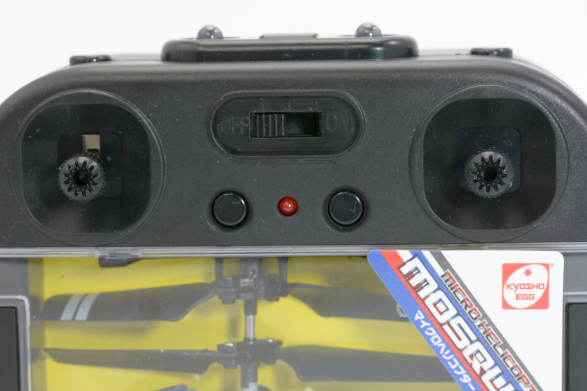 左右のスティック、真ん中は電源スイッチ。電源スイッチは3つのチャンネルがあり、切り替えることで3機まで同じ場所で操縦が可能だ。電源下の左右のボタンはトリムコントロール