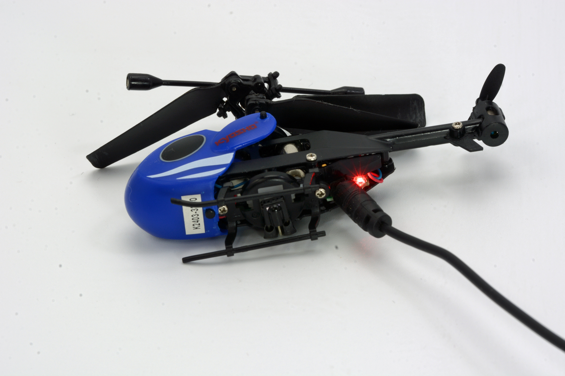 USB電源からコードで給電。機体にはLEDがあり、充電中は赤、作動時は緑に光る