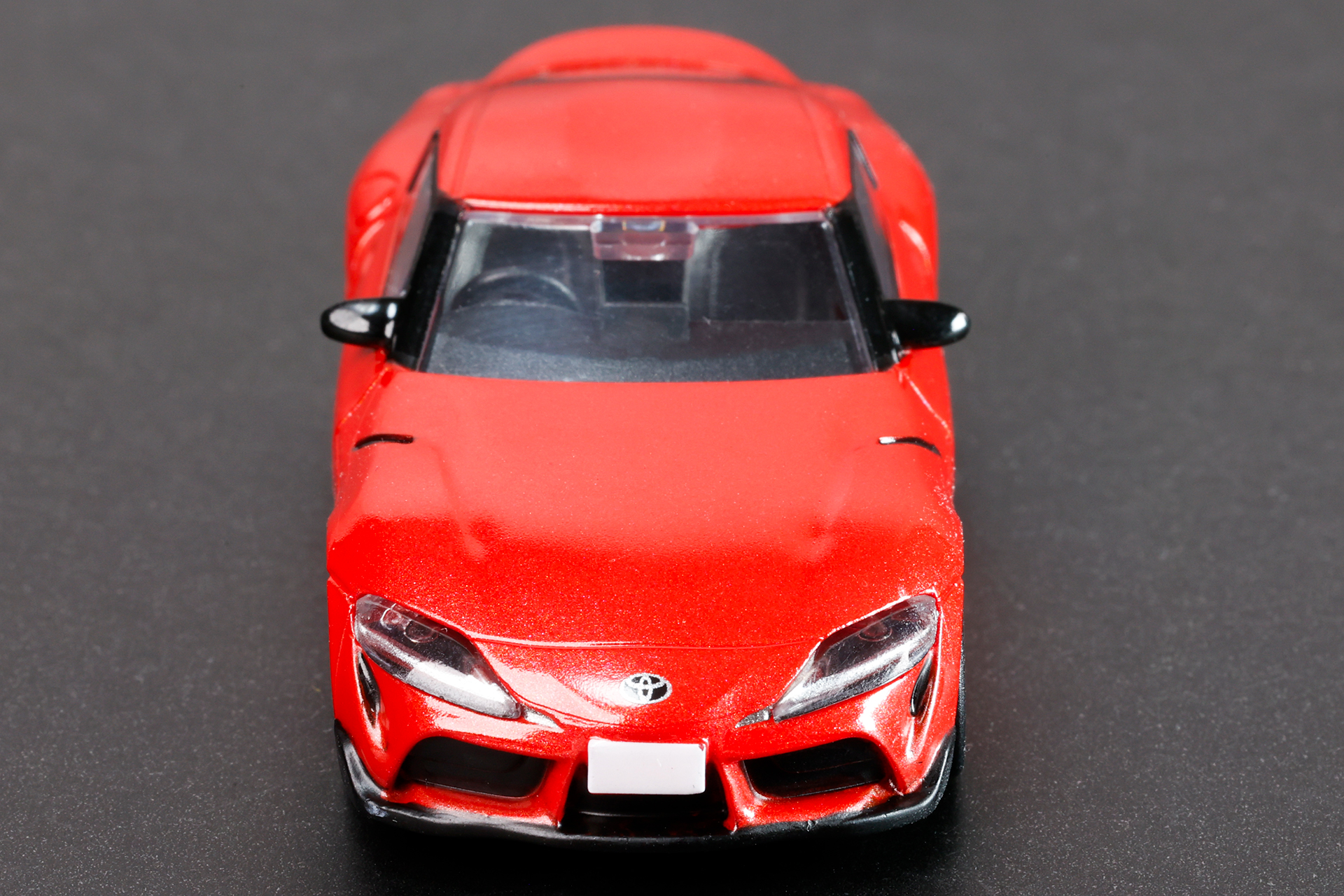 キラキラとしたメタリックだが、少し濃い色味が特徴的なプロミスレッドで塗装されている